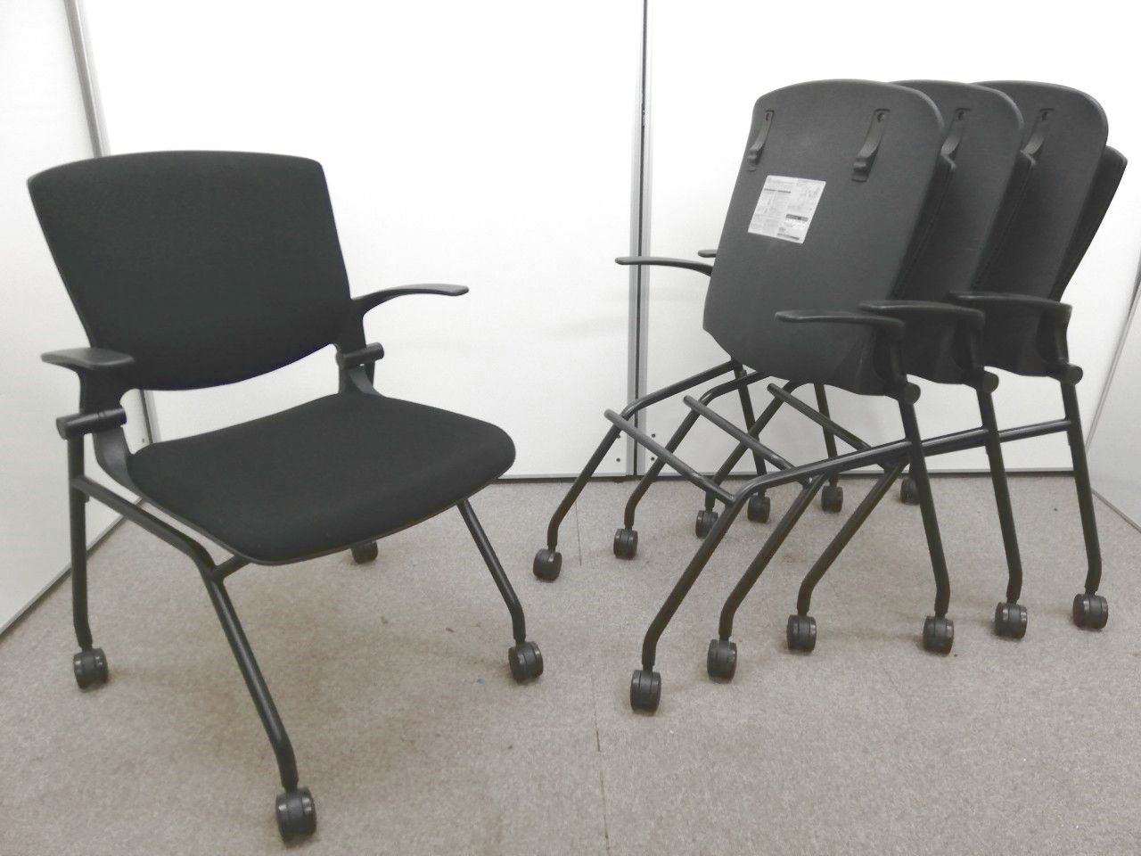 【4脚セットでの販売となります！】人気のブラックカラーです！使わない時には畳んで収納が可能です！【肘付き】【クリーニング済】【日本橋】
                        グラータ
                                    中古
            