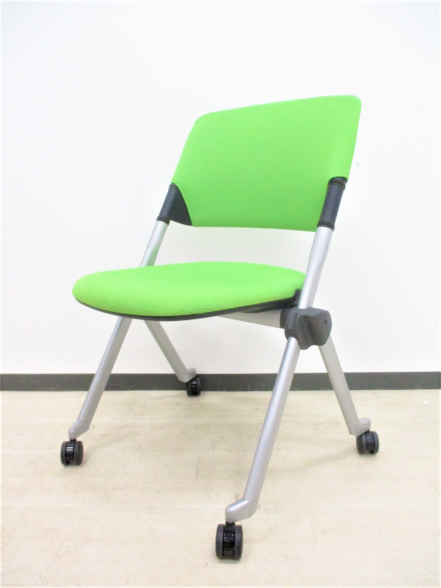 【4脚入荷！】人気シリーズ！オシャレなライトグリーン！座り心地の良いミーティングチェア‼
                        リータ
                                    中古
            