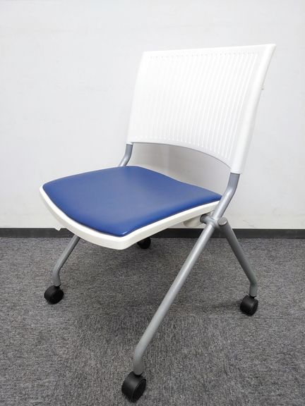 【プラス製】ネスティングチェア｜人気のブルー＋ビニールレザー生地
                        その他シリーズ
                                    中古
            