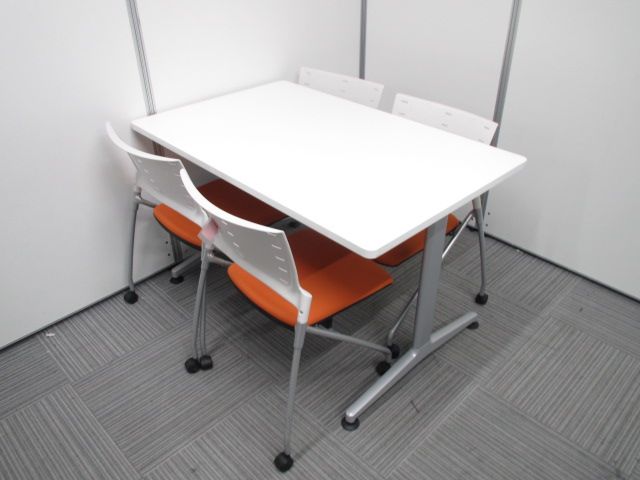 【幅1200mmのコンパクトテーブル+賑やかさを感じ陽気な気分になるオレンジチェア】コクヨ製
                        その他シリーズ
                                    中古
            
