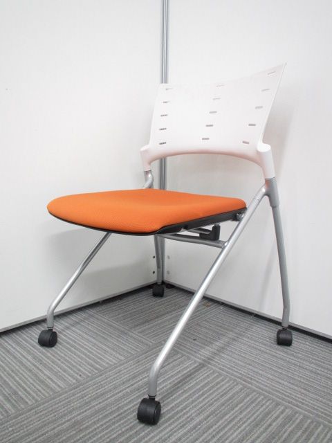 【親しみが生まれ仲間意識を高めるオレンジチェア】イトーキ製　マノス
                        マノス
                                    中古
            