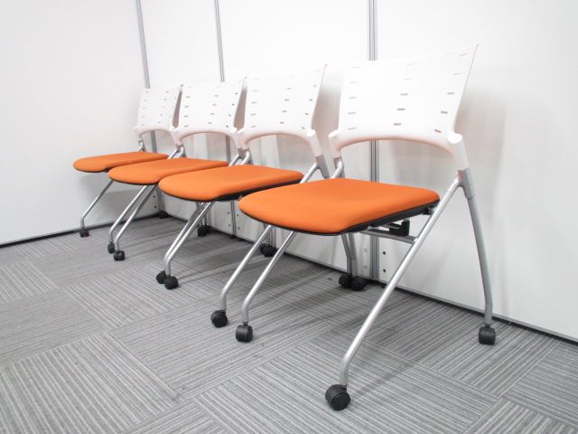 【親しみが生まれ仲間意識を高めるオレンジチェア4脚セット！】イトーキ製　マノス
                        マノス
                                    中古
            