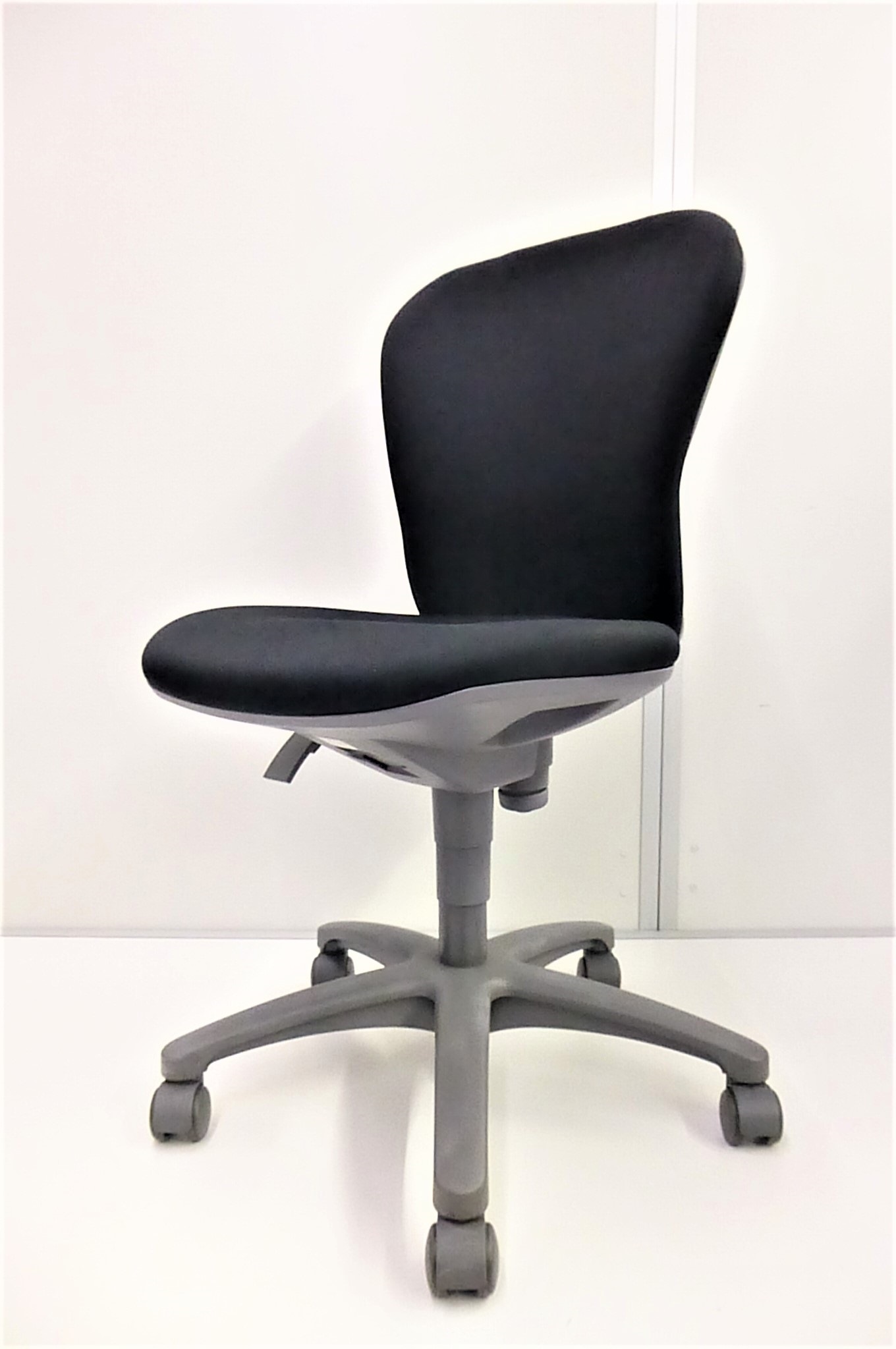 【KS】[人気のブラック]オフィスチェア　事務椅子　肘なし　ローバックタイプ
                        レグノ2
                                    中古
            