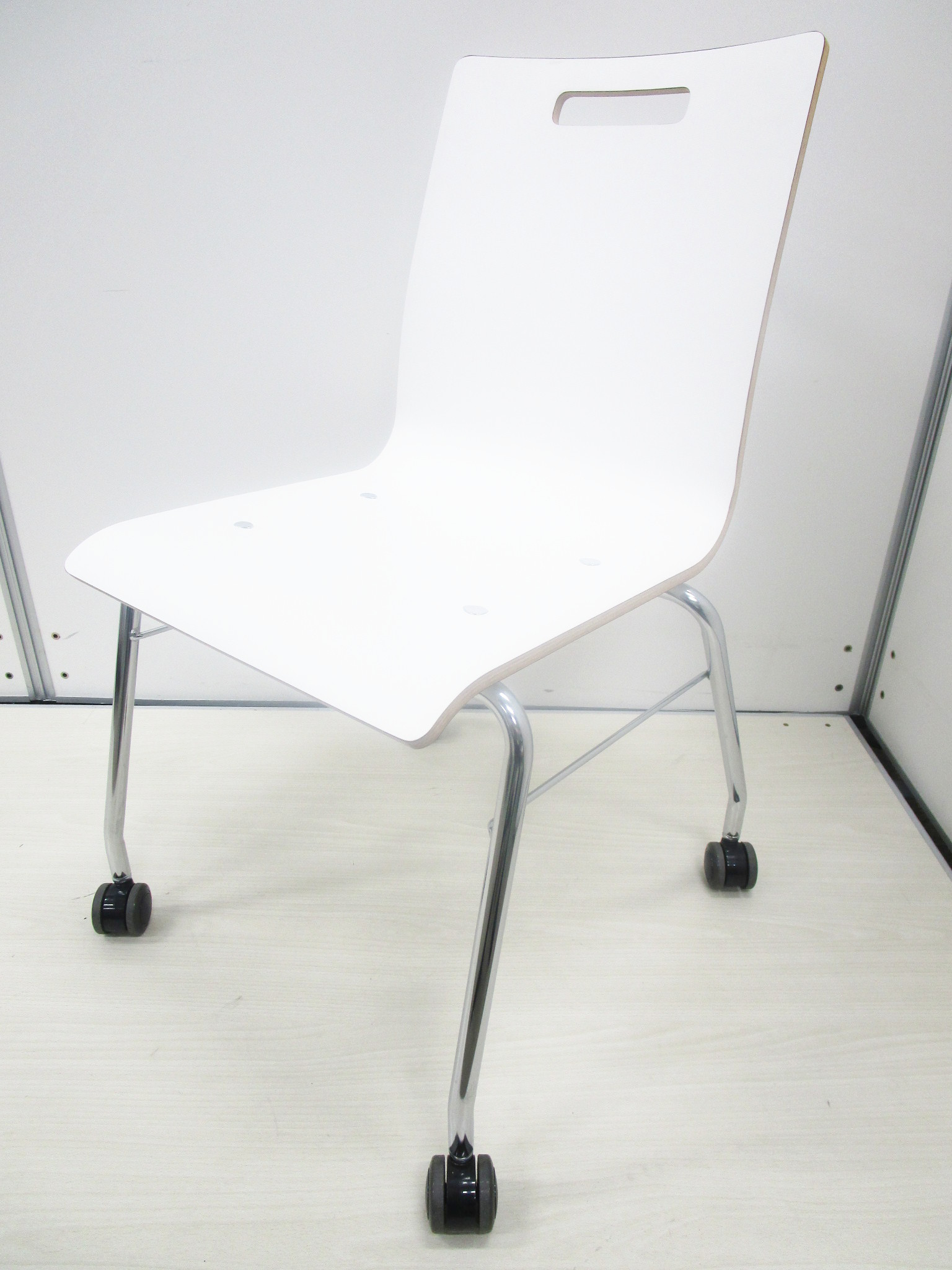 【清潔感溢れるホワイト！】キャスター付きで移動らくらく！社内向け会議室や食堂、休憩室用におすすめ！
                        その他シリーズ
                                    中古
            