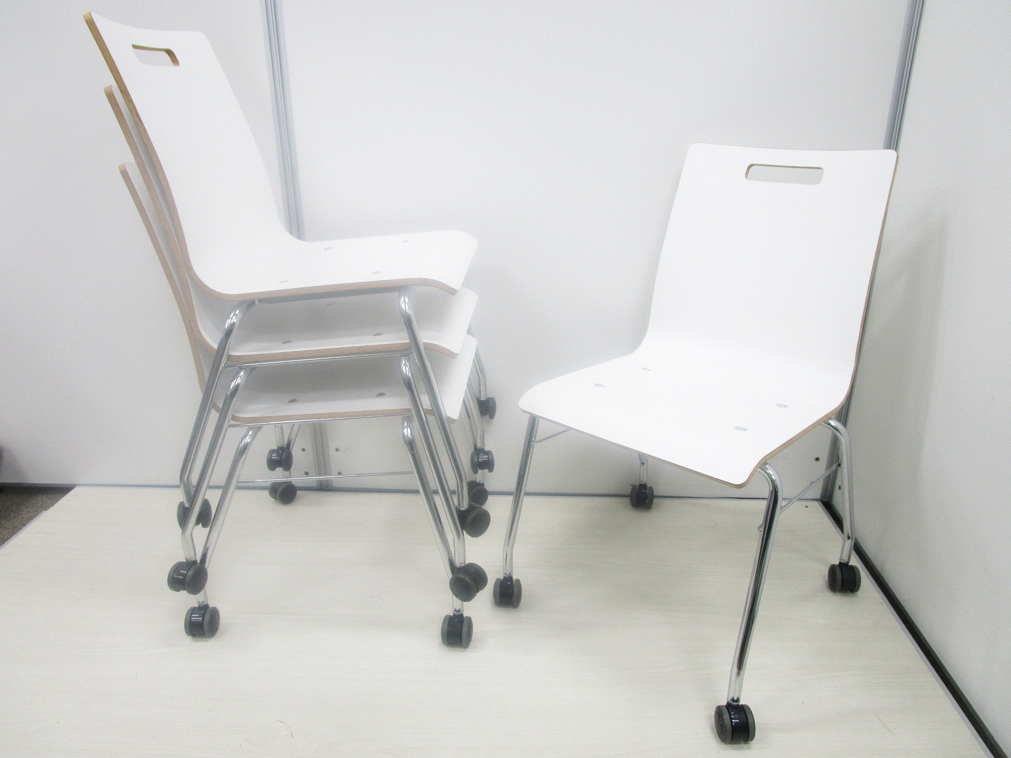 ～セットでお買い得！～【清潔感溢れるホワイト！】キャスター付きで移動らくらく！社内向け会議室や食堂、休憩室用におすすめ！
                        その他シリーズ
                                    中古
            