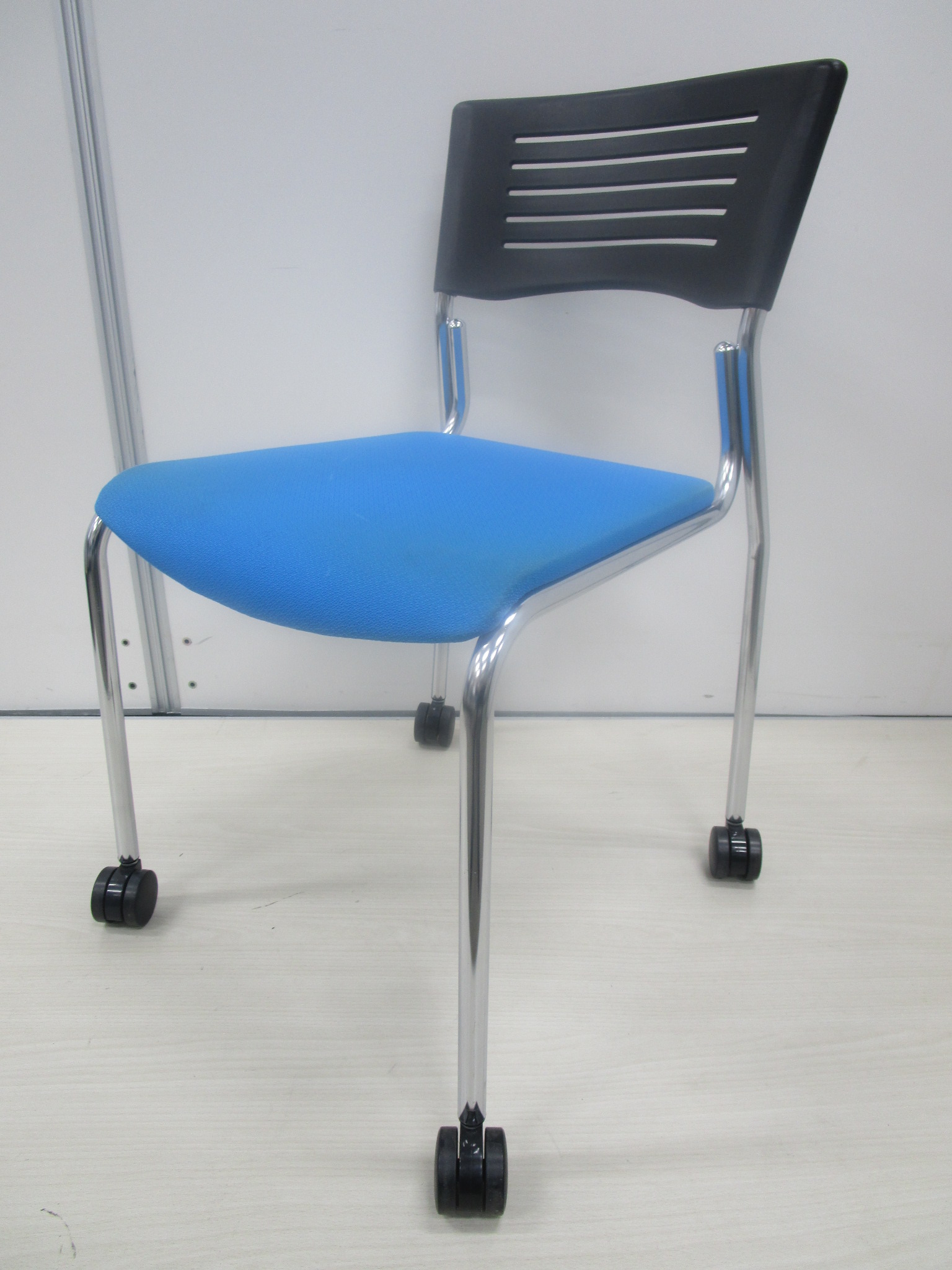 【お尻が疲れにくいクッション！】おしゃれなシルバーフレームでどんなお部屋にもマッチ！
                        その他シリーズ
                                    中古
            