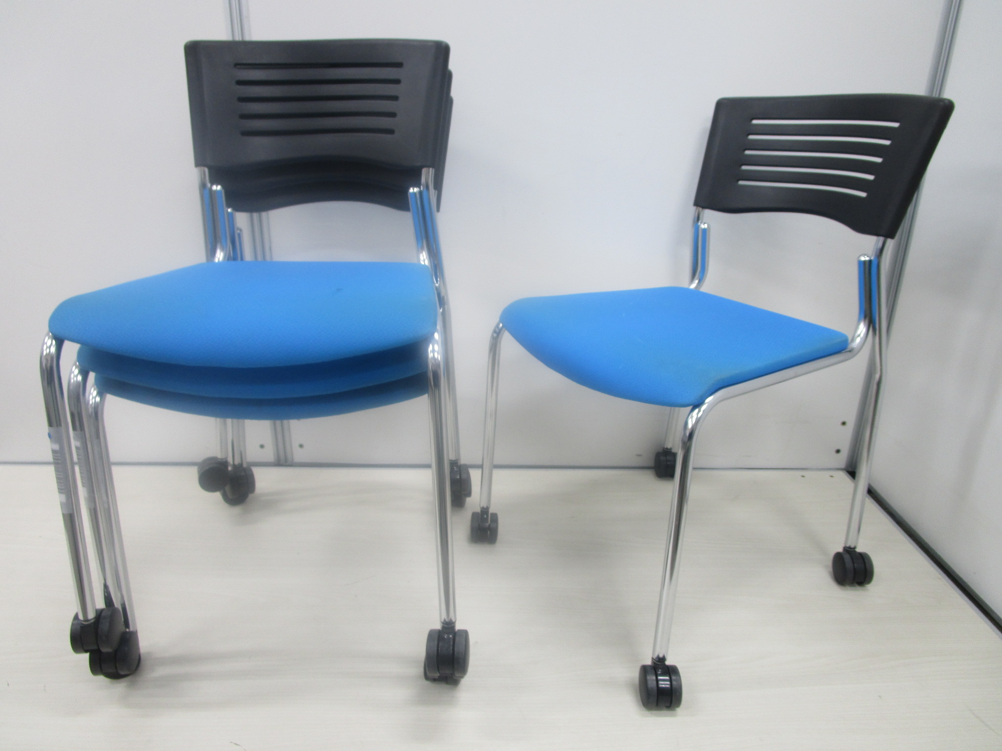 セットでお買い得！【お尻が疲れにくいクッション！】おしゃれなシルバーフレームでどんなお部屋にもマッチ！
                        その他シリーズ
                                    中古
            