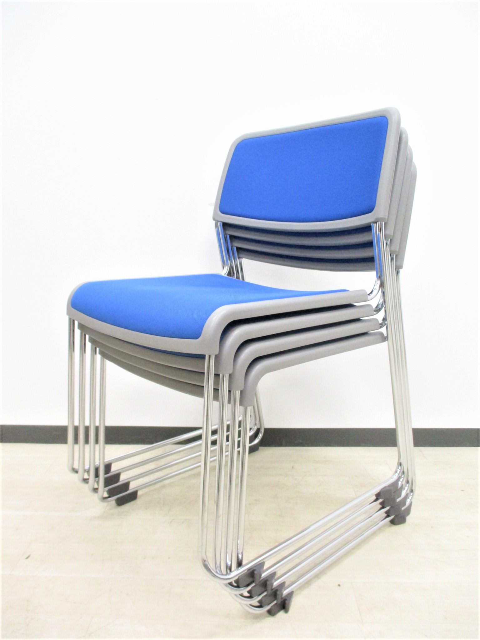 【4脚セット】【20脚揃います！】【価格重視の方必見！】軽い‼上下に重ねられるスタッキングチェア4脚入荷！！
                        890シリーズ
                                    中古
            