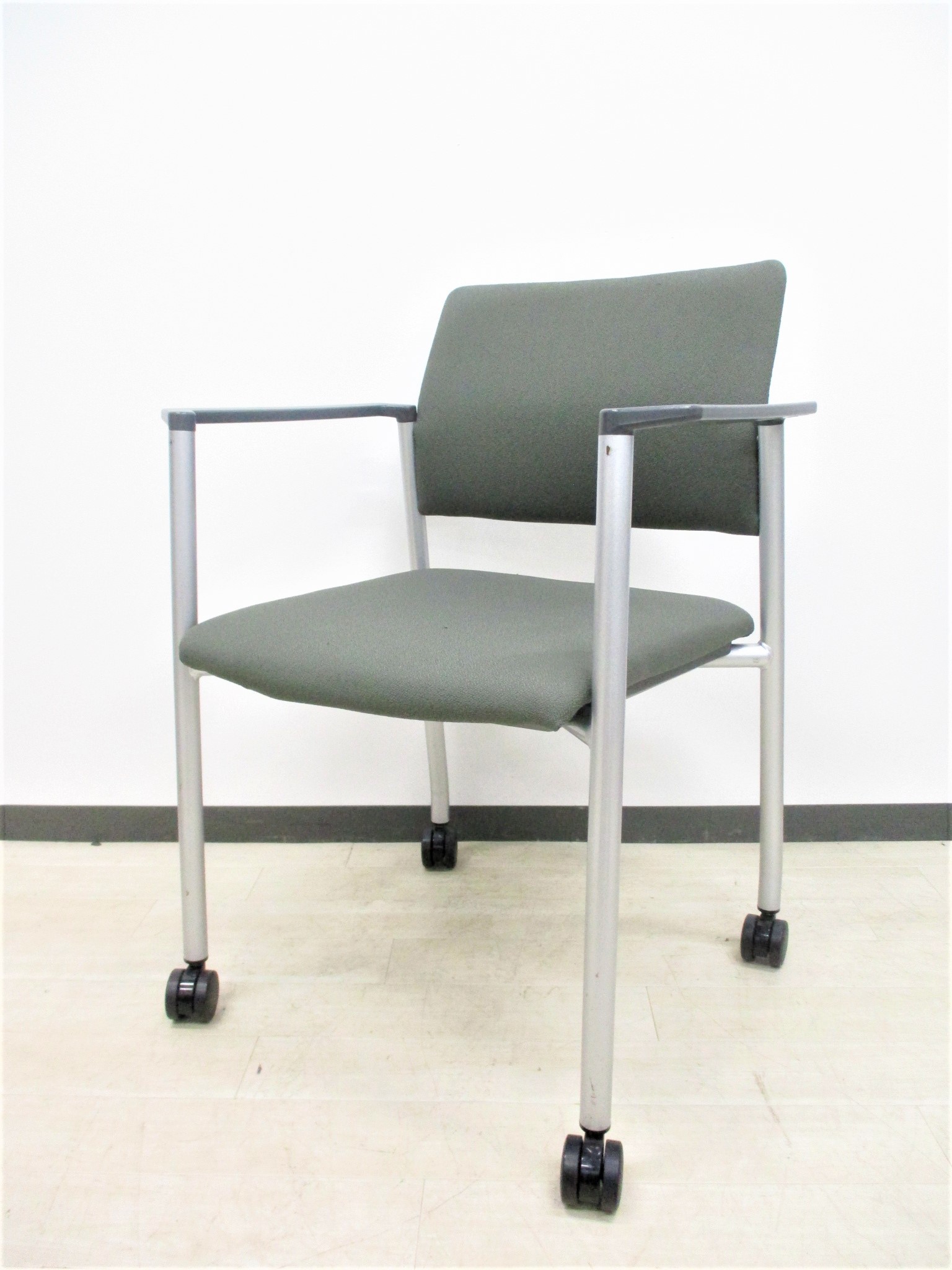 【価格重視の方必見！】軽い‼キャスター付き！上下に重ねられるスタッキングチェア4脚入荷！！
                        その他シリーズ
                                    中古
            