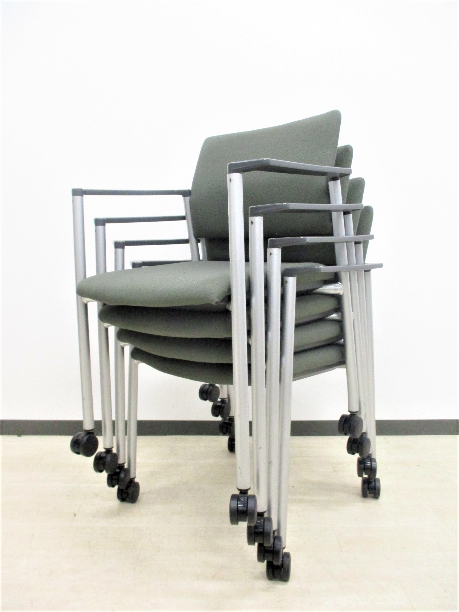 【4脚セット】【価格重視の方必見！】軽い‼キャスター付き！上下に重ねられるスタッキングチェア4脚入荷！！
                        その他シリーズ
                                    中古
            