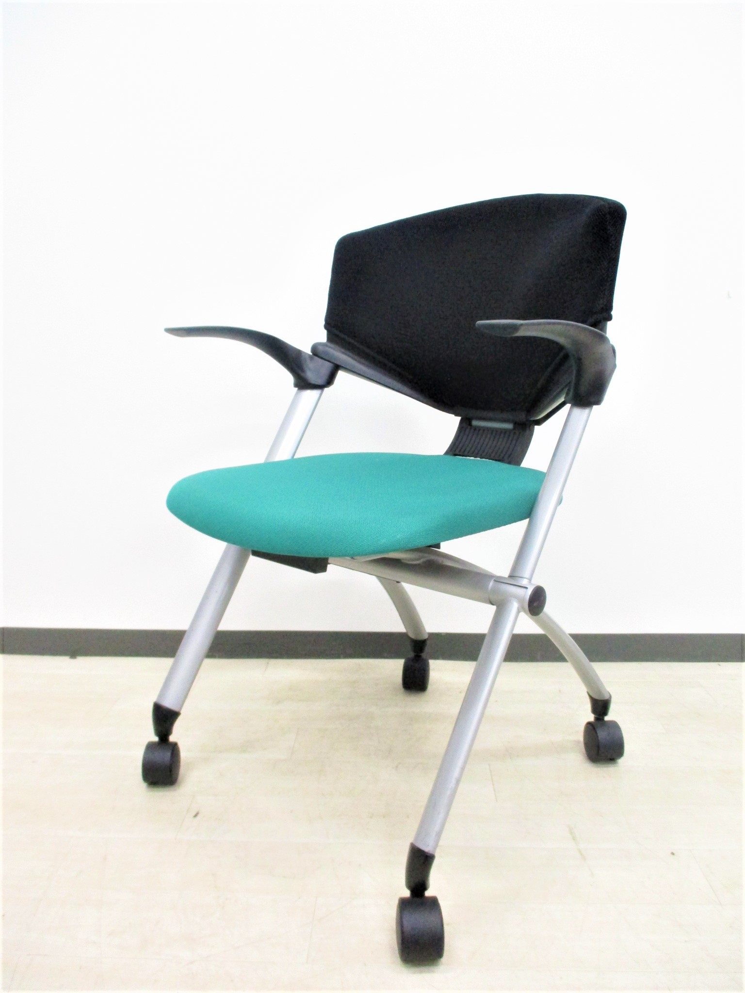 【12脚入荷！】人気シリーズ！綺麗なグリーン！肘付きで座り心地の良いミーティングチェア‼
                        コルサ
                                    中古
            