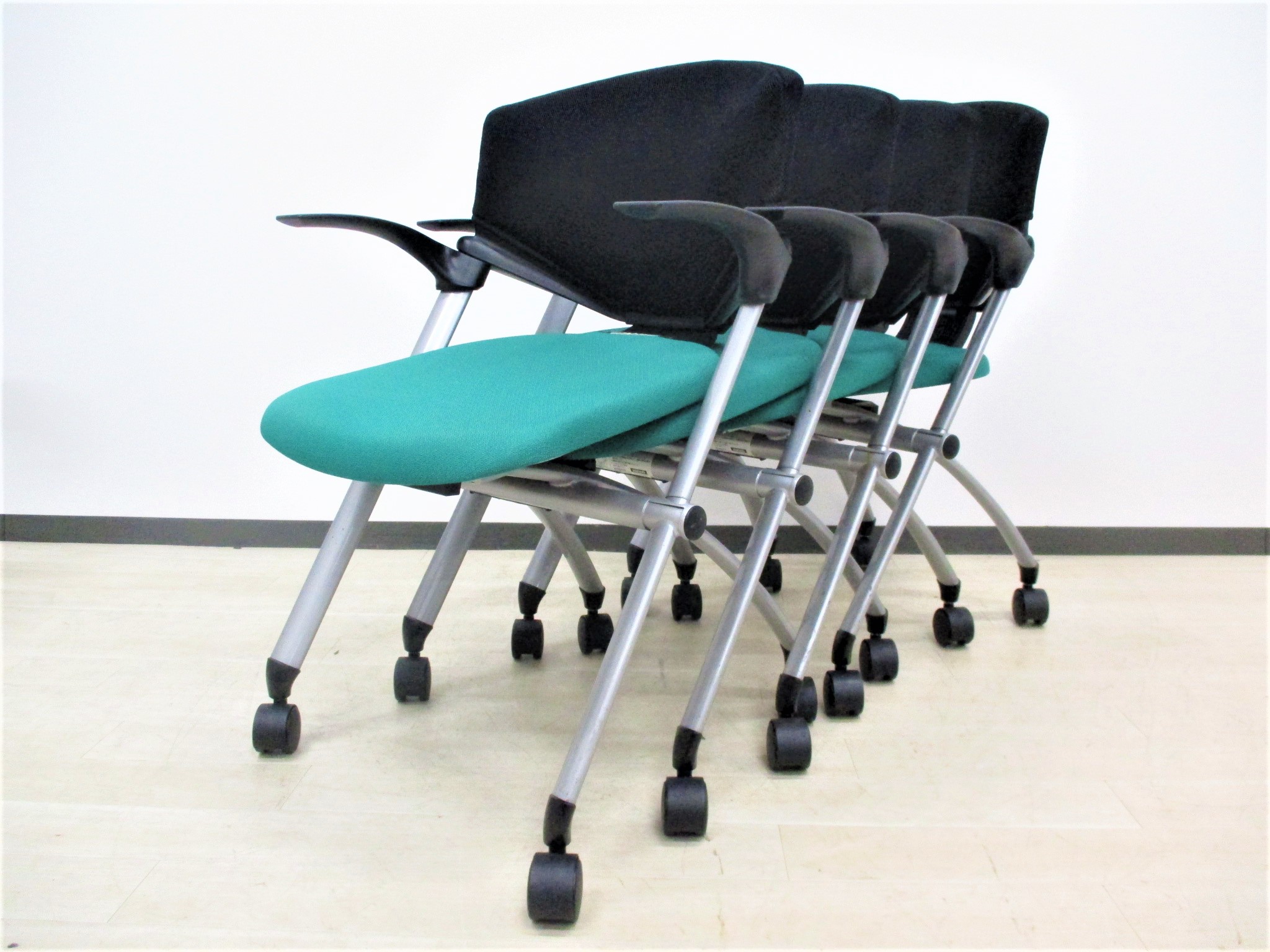 【4脚セット！】人気シリーズ！綺麗なグリーン！肘付きで座り心地の良いミーティングチェア‼
                        コルサ
                                    中古
            