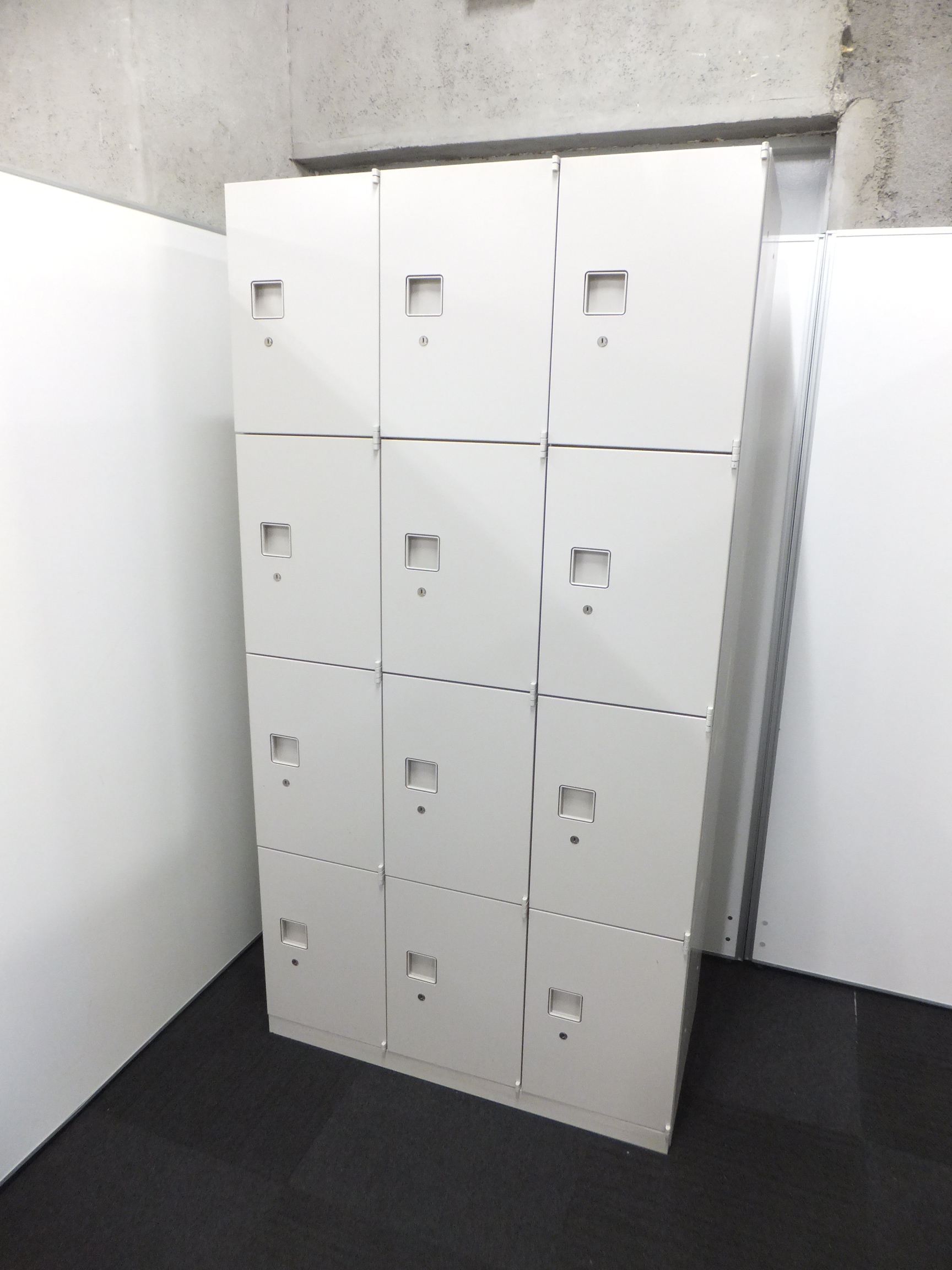 【激レアアイテム！12人用収納ロッカー！】小さな鞄や荷物なら12人分も収納できます！
                        レクトライン
                                    中古
            