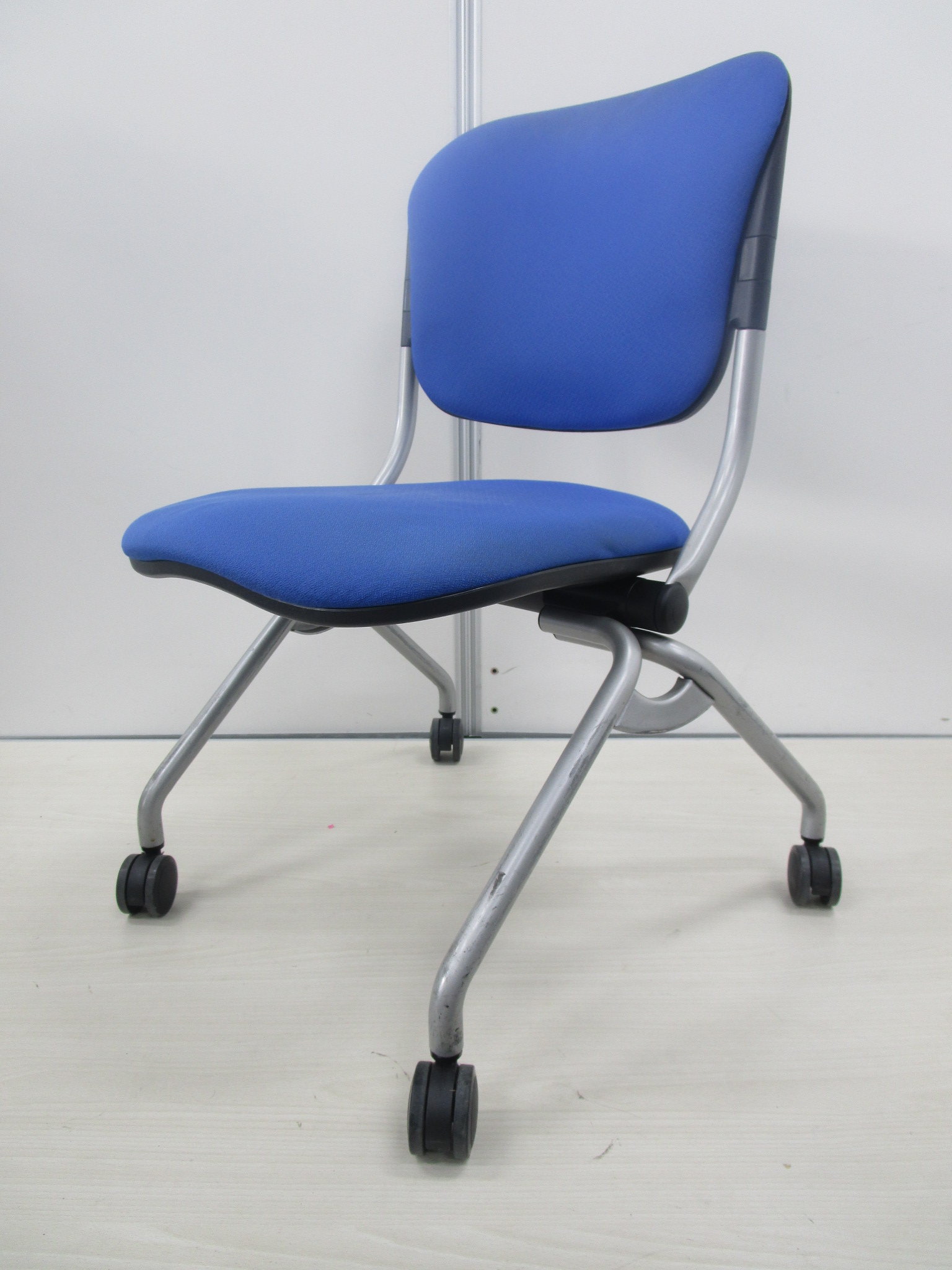 【オフィス定番カラーのブルーのミーティングチェア】オカムラ製
                        その他シリーズ
                                    中古
            