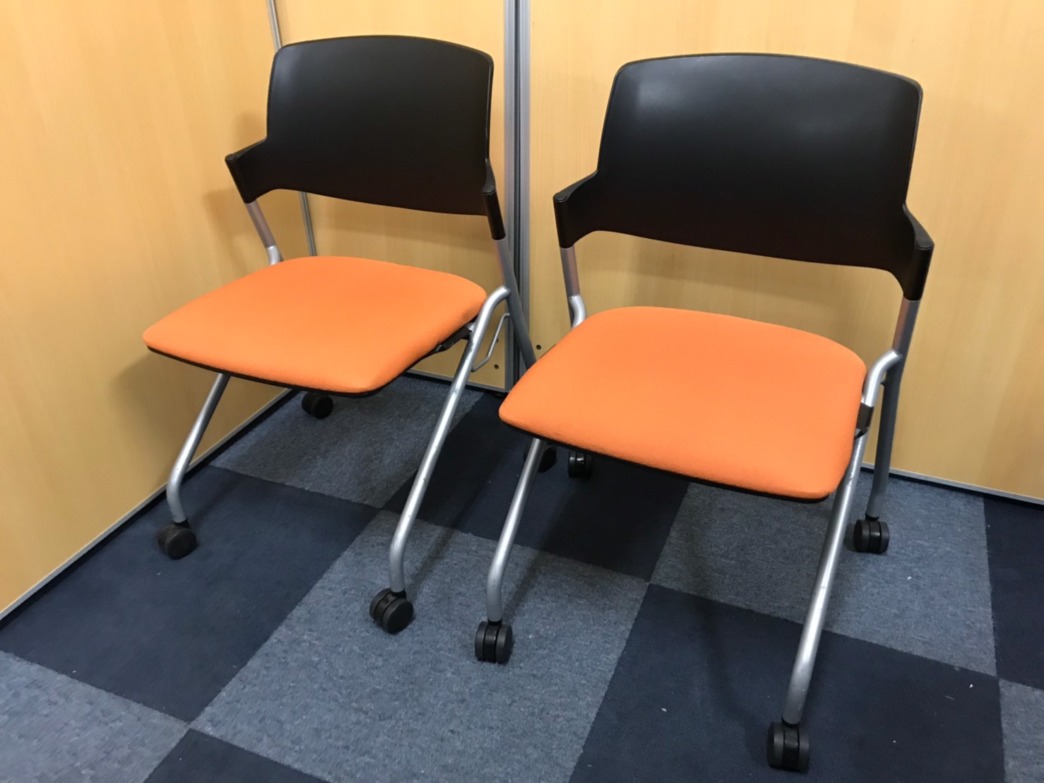 【2脚セット！】キャスター付き！ネスティングチェア！オレンジ×ブラック！【ポップな空間を演出します！！】
                        その他シリーズ
                                    中古
            