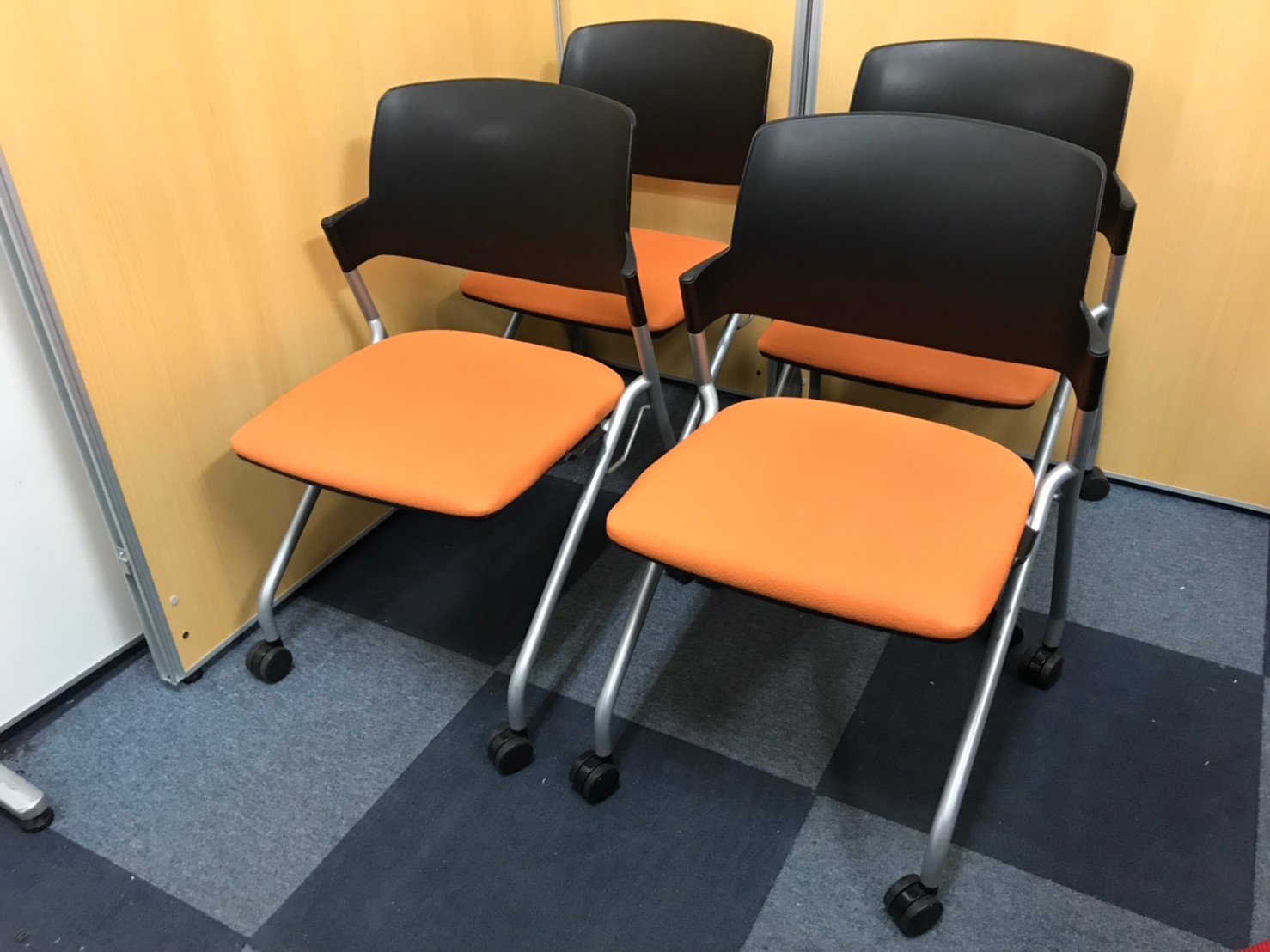 【4脚セット！！】キャスター付き！ネスティングチェア！オレンジ×ブラック！【ポップな空間を演出します！！】
                        その他シリーズ
                                    中古
            