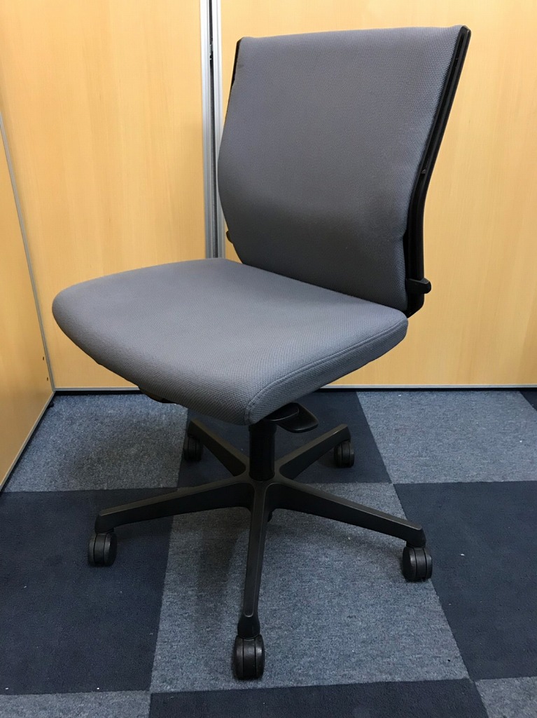 【おつとめ品】オカムラ製定番チェアが擦れ有りの為、特価でご提案！座り心地は良好な為、この機会にお試し下さい！
                        エスクード（クッション）
                                    中古
            