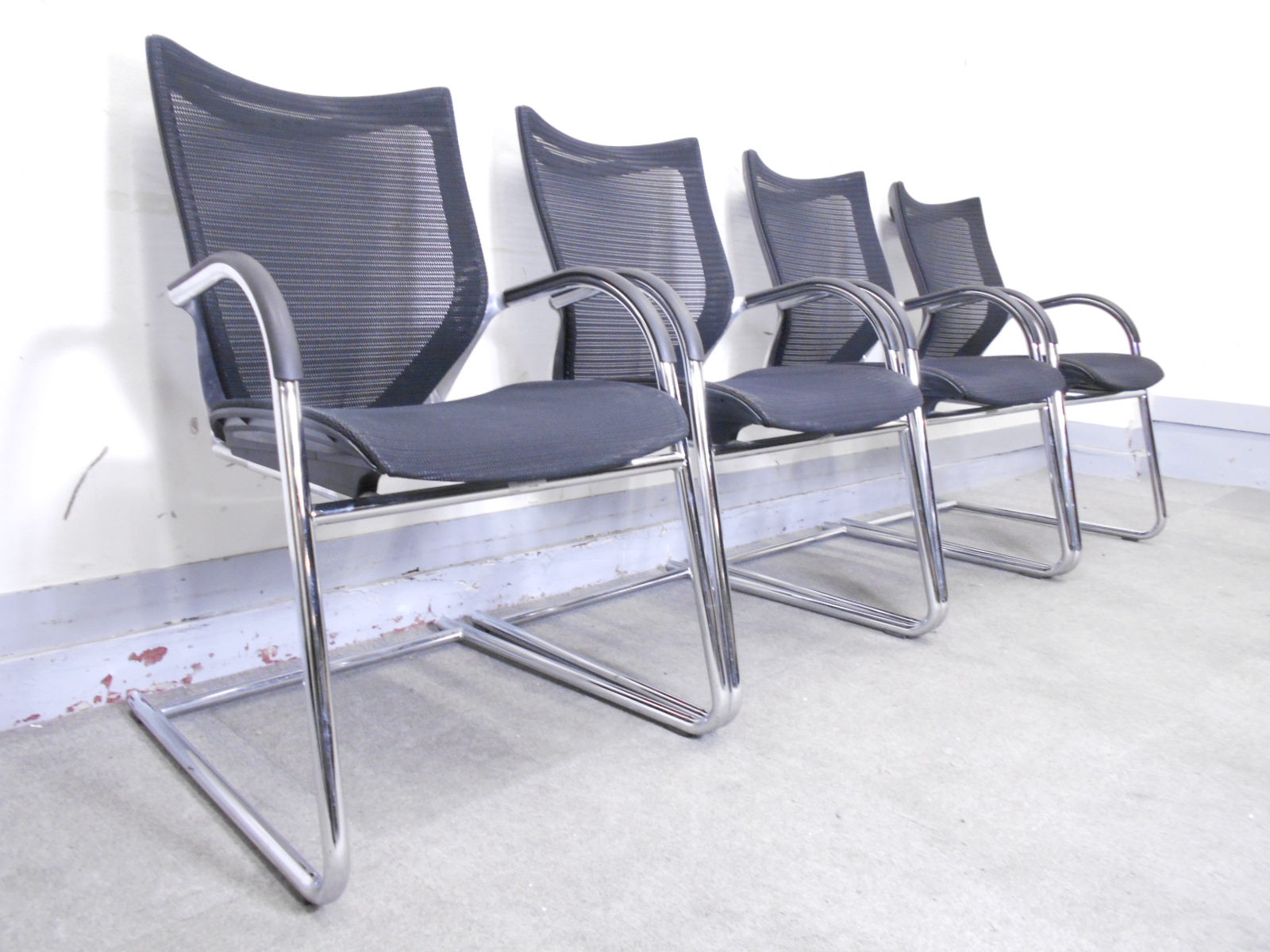 【KS】[4脚セット][背もたれ座面メッシュタイプ]ミーティングチェア　ハイクラスオフィスチェア「バロンチェア」のミーティングチェアタイプ
                        バロン
                                    中古
            