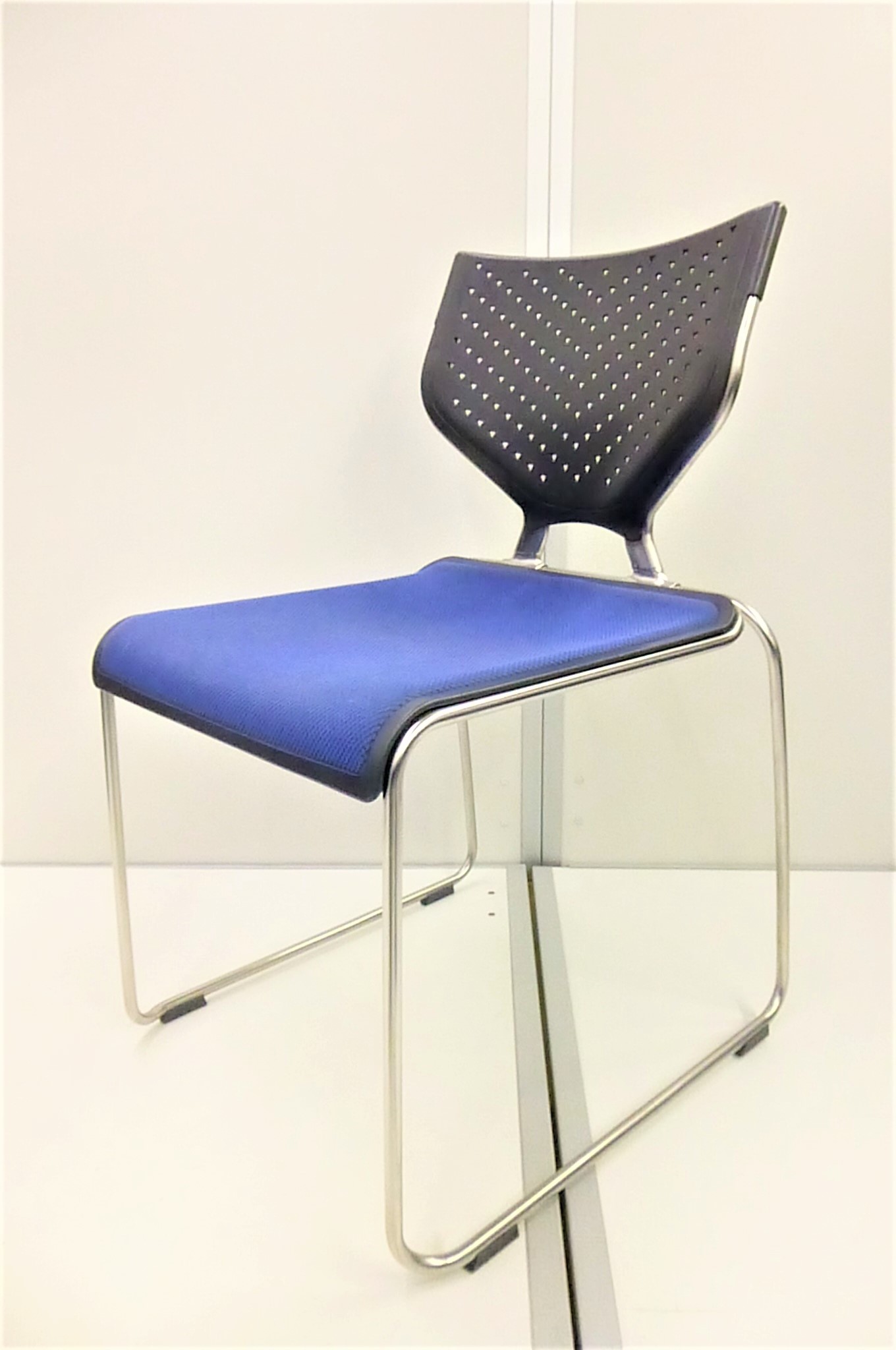 【KS】【4脚入荷！】■1流メーカーのスタッキングチェア！上下に重ねられます！キャスター無しで安全！
                        8122シリーズ
                                    中古
            