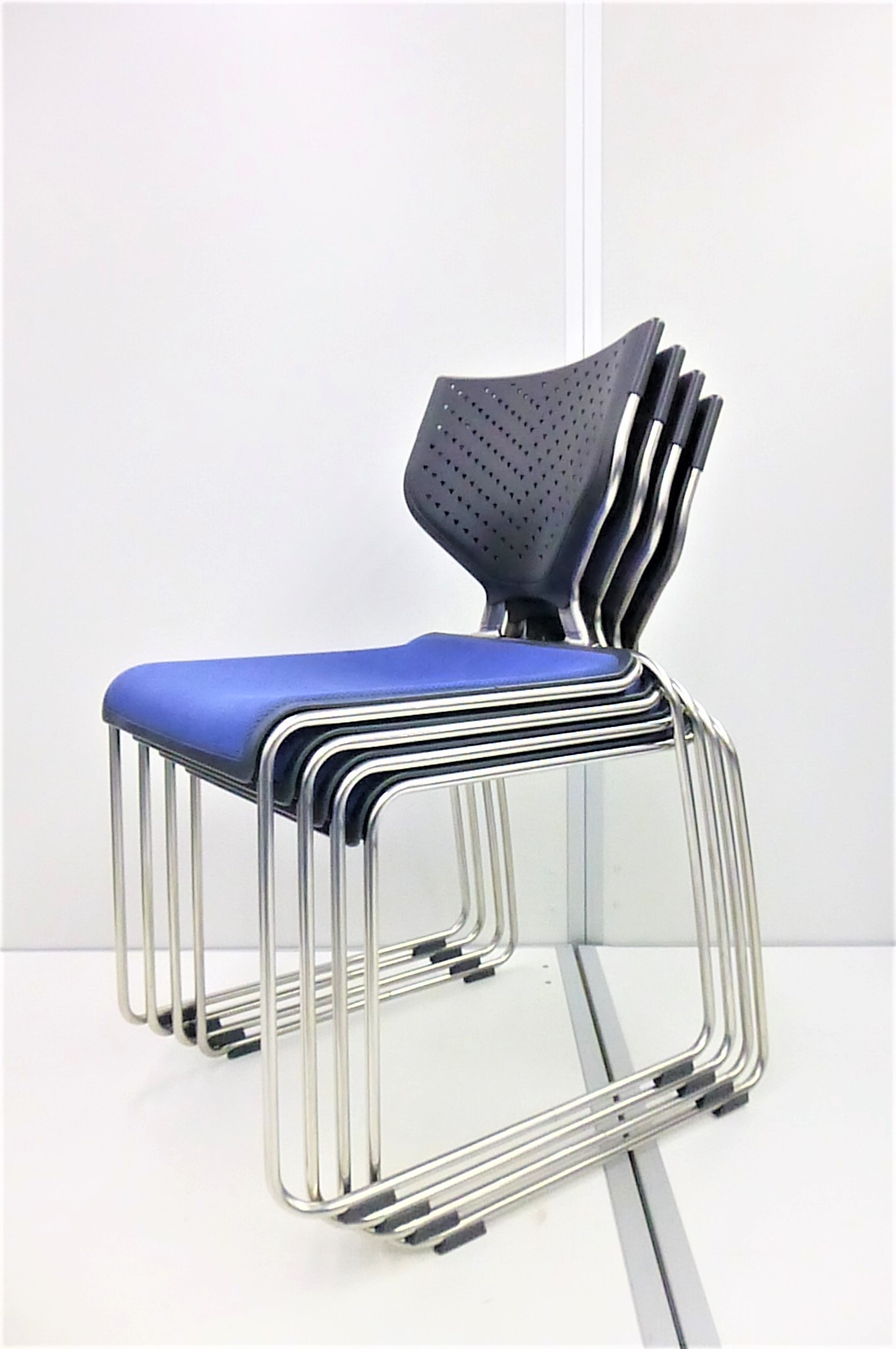 【KS】【4脚セット！】■1流メーカーのスタッキングチェア！上下に重ねられます！キャスター無しで安全！
                        8122シリーズ
                                    中古
            