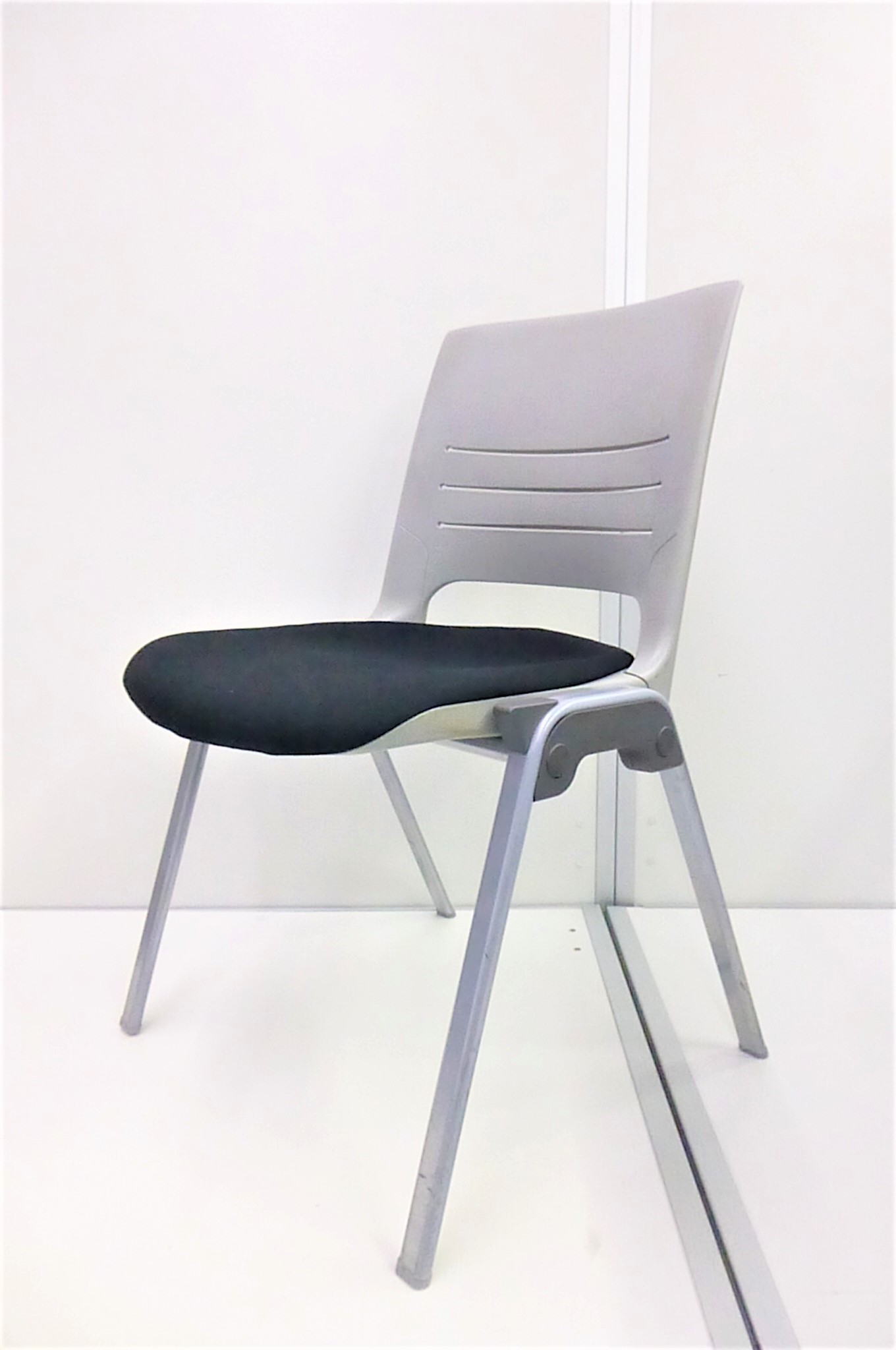 【KS】【4脚限定！】キャスター無しで安全！スタッキングチェア　上に重ねて収納可能な優れもの!
                        エレナ
                                    中古
            