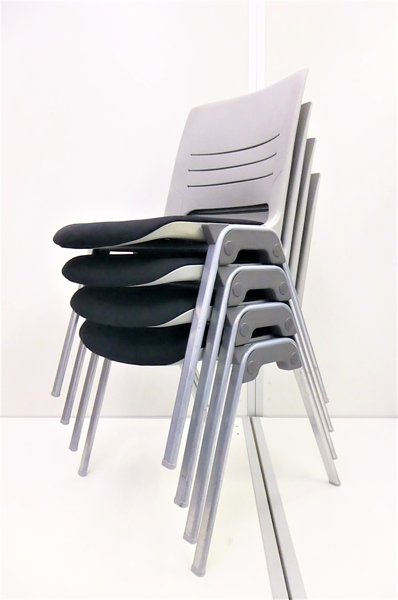 【KS】[4脚セット]ミーティングチェア　会議用チェア　上に重ねられるスタッキング収納可能!
                        エレナ
                                    中古
            