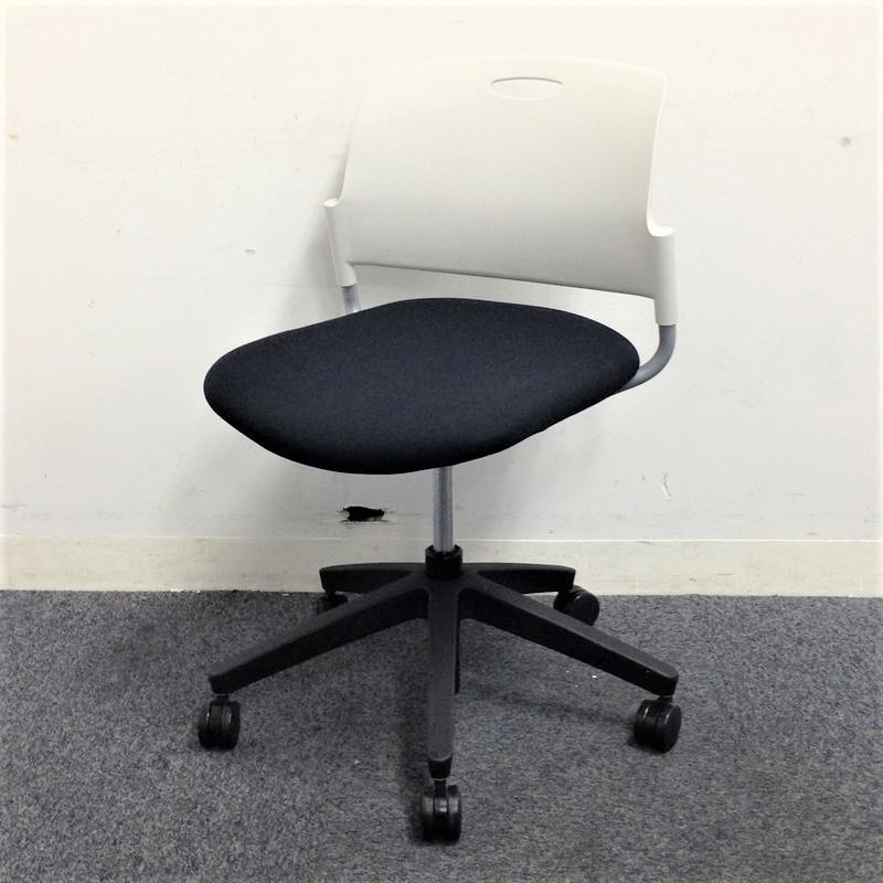 かわいらしいデザイン！白と黒を基調としたミーティングチェア
                        MF-270シリーズ
                                    中古
            