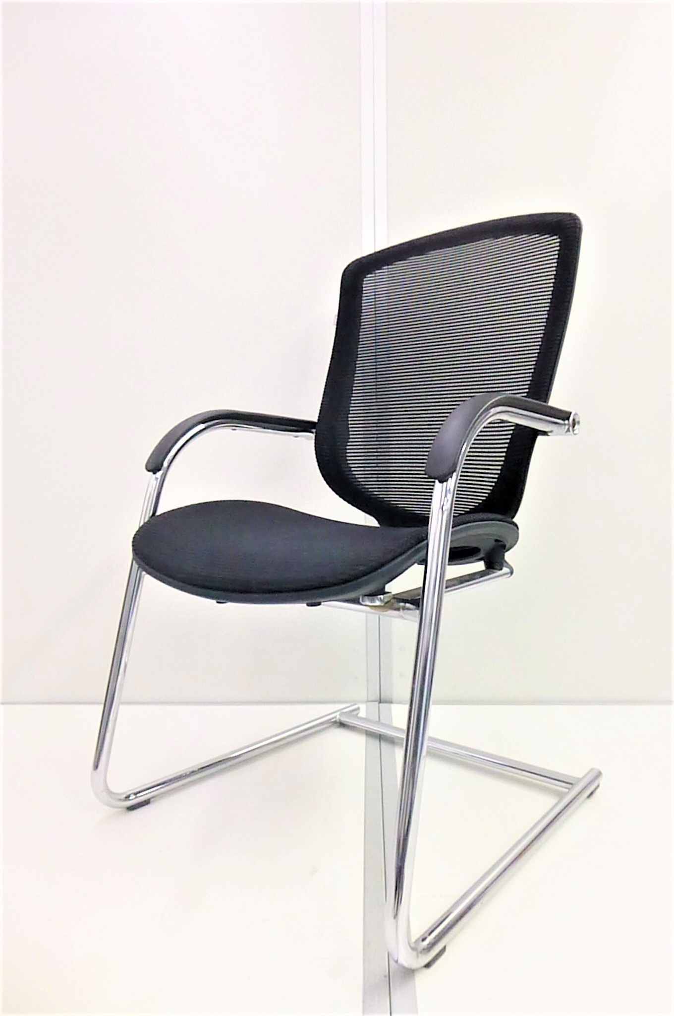 【KS】【3脚限定！新品定価12万！】最高級エルゴノミックメッシュチェアです！ゲストチェア カンチレバー脚 メッシュ[ミーティング][腰痛　おすすめ]
                        コンテッサ
                                    中古
            