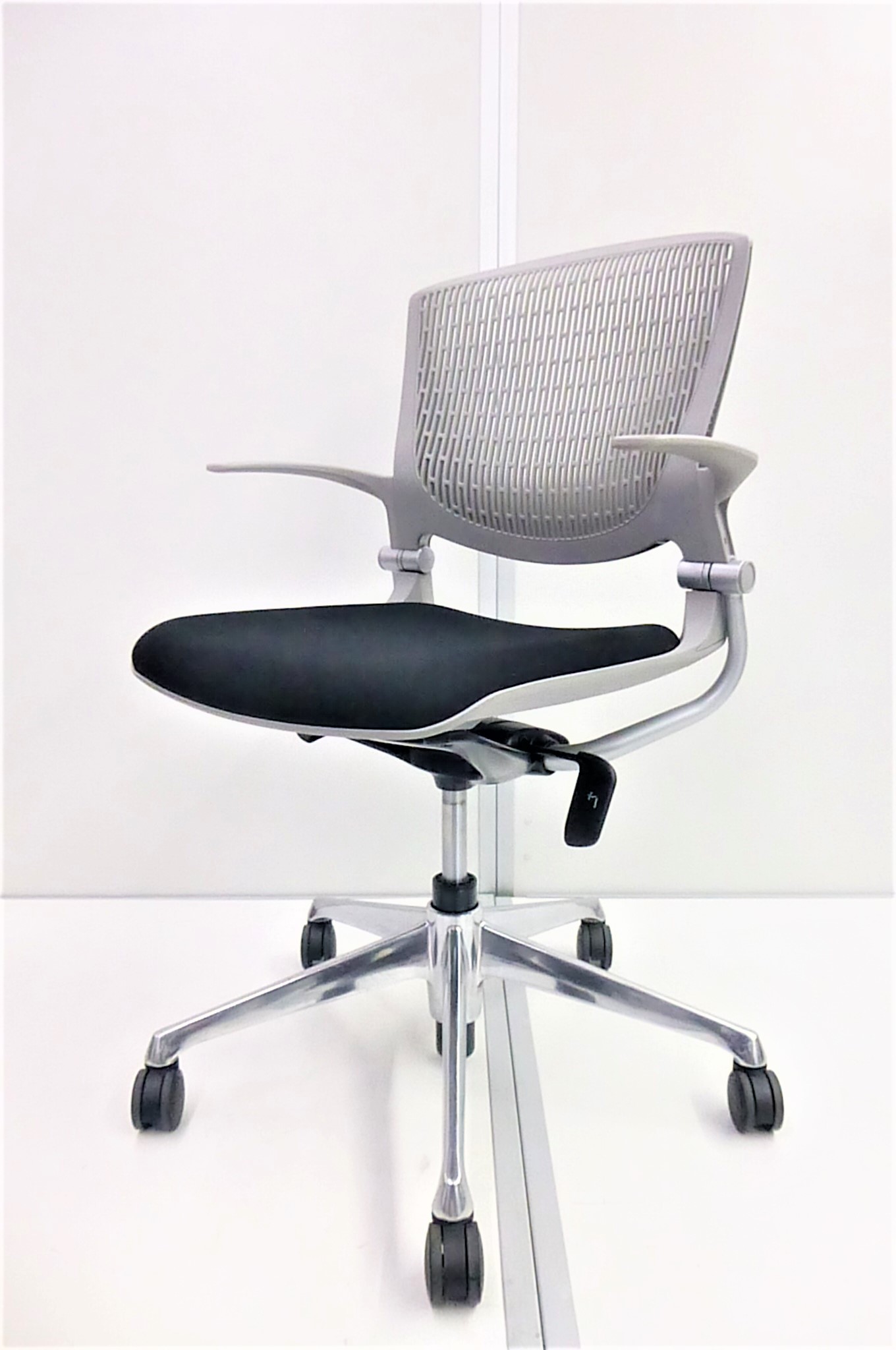 【KS】【8脚入荷】オフィスが一気にオシャレになる！お買い得なミーティングチェア
                        グラータ
                                    中古
            