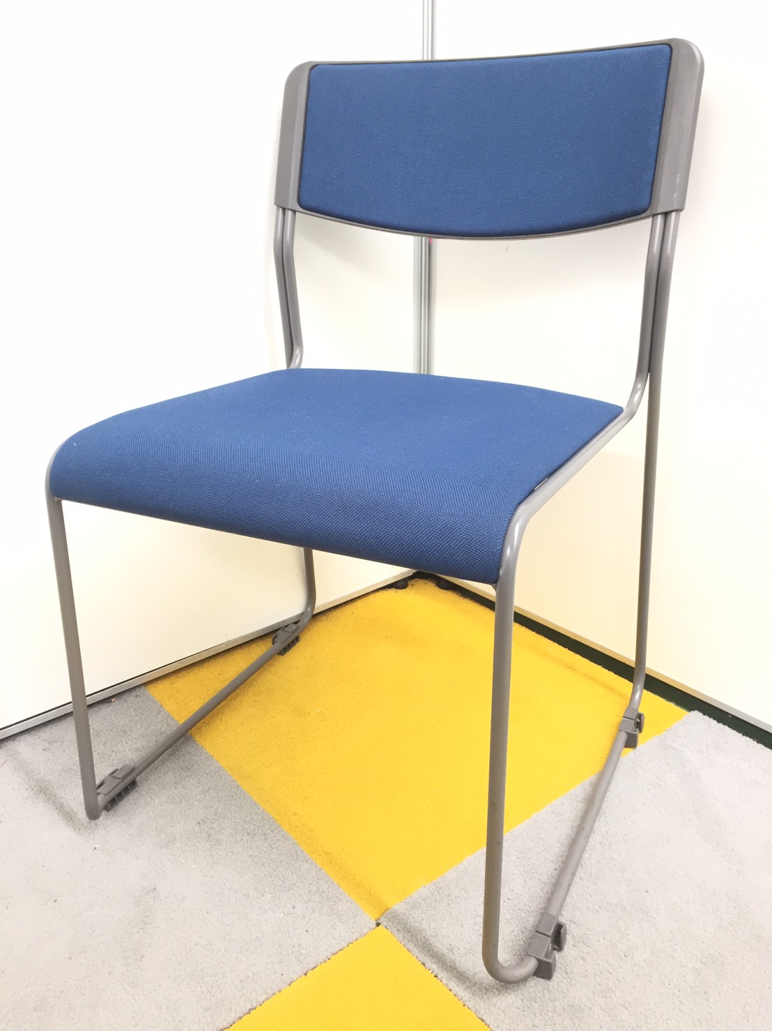 【4脚入荷！】会議室や休憩室用等使い道は様々！しかも重ねて整理可能なスタッキングチェア！
                        その他シリーズ
                                    中古
            
