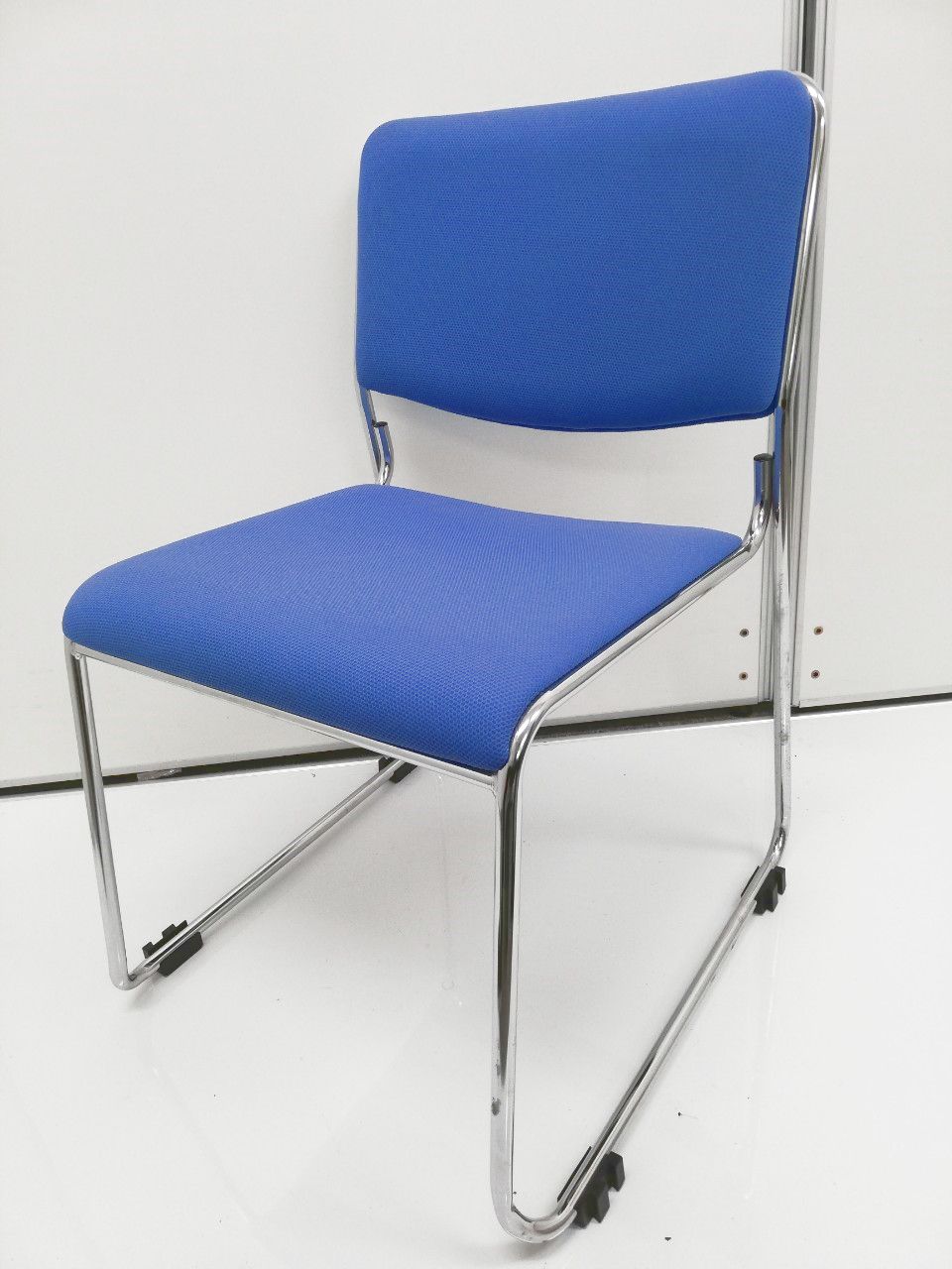 【スタッキングチェア入荷！】運搬にも便利なチェアになります！重ねて収納も出来るので少スペースにも収納可能です。
                        その他メーカー
                                    中古
            