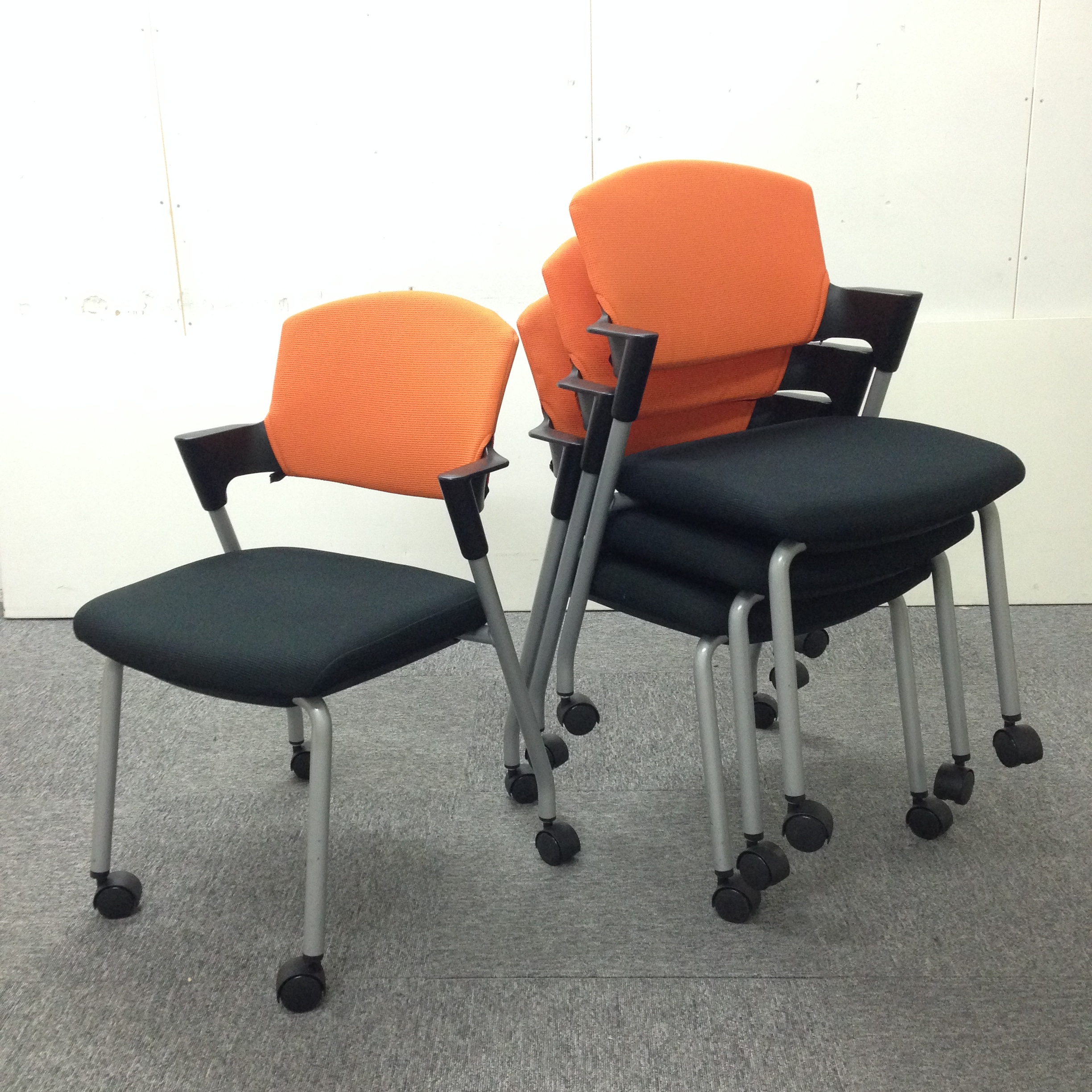 【セット商品！】｜4脚セット｜スタッキングチェア｜キャスター付き｜重ねて収納できるオシャレなミーティングチェア！
                        プロッティ（キャスター付）
                                    中古
            