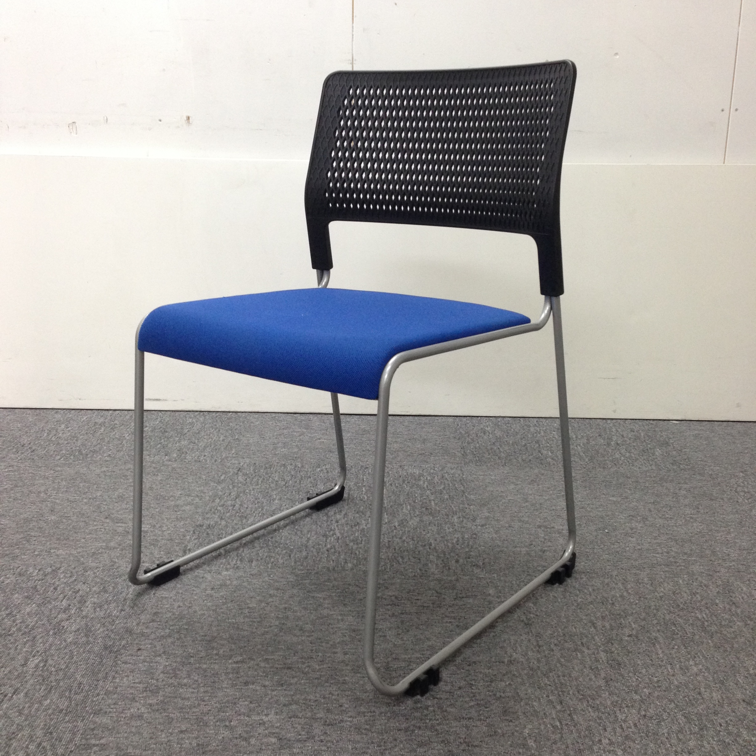 【10脚入荷】｜スタッキングチェア｜重ねて収納可能なミーティングチェア！
                        その他シリーズ
                                    中古
            