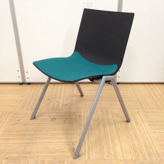 【破れありのため特別価格】ウチダ製スタッキングチェア
                        MX-250 シリーズ 
                                    中古
            