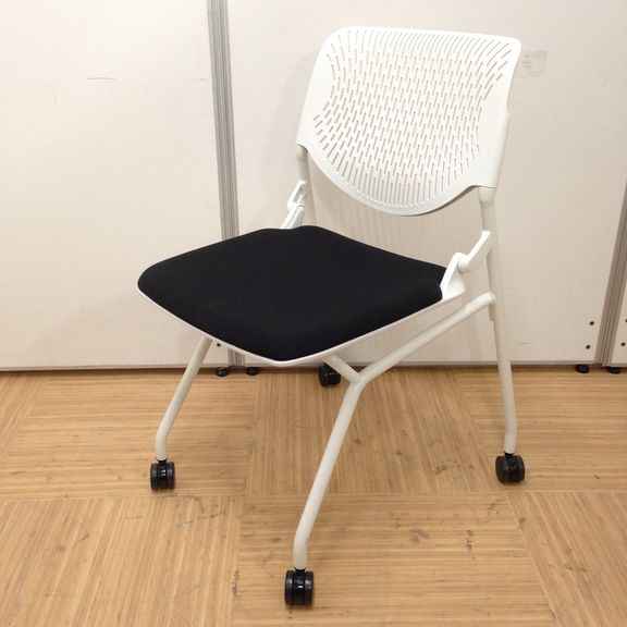 【2017年製人気のルナシリーズ入荷！】スタイリッシュオフィスに合う、ブラック＆ホワイトのモノトーンカラー！
                        ルナ
                                    中古
            