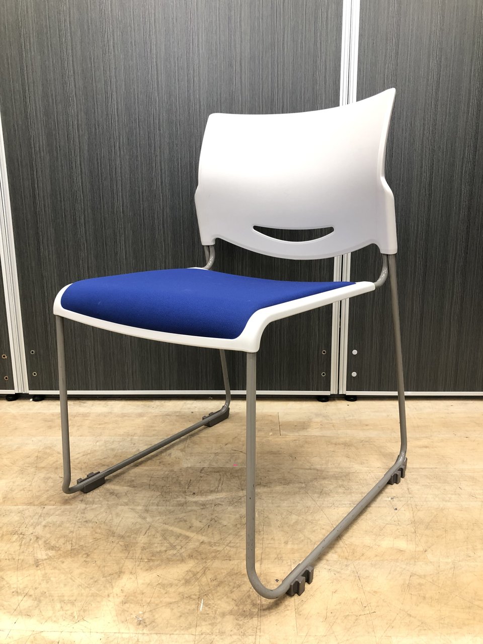 【4脚入荷！】2017年製のスタッキングチェア、ホワイト×ブルーで清潔感のあるオフィスシーンを演出！【中古】【オフィス家具】【東京】【大阪】【愛知】【岐阜】
                        MP-110シリーズ 
                                    中古
            