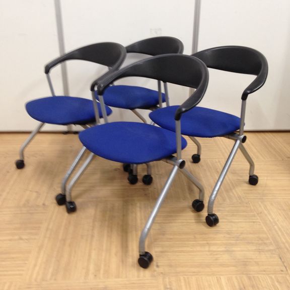 【4脚セットでお買い得！】ネスティングチェア【テーブルとセットでどうぞ】
                        スタッカート 
                                    中古
            