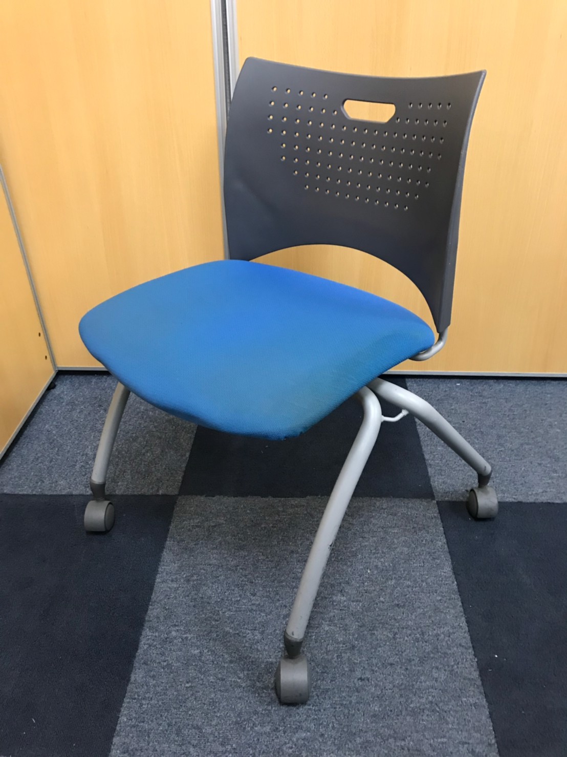 【キャスター有で移動も楽々】定番カラーのブルー色なので、どんな場所でも使用出来ます！【上下に重ねる事が出来ます】
                        -
                                    中古
            