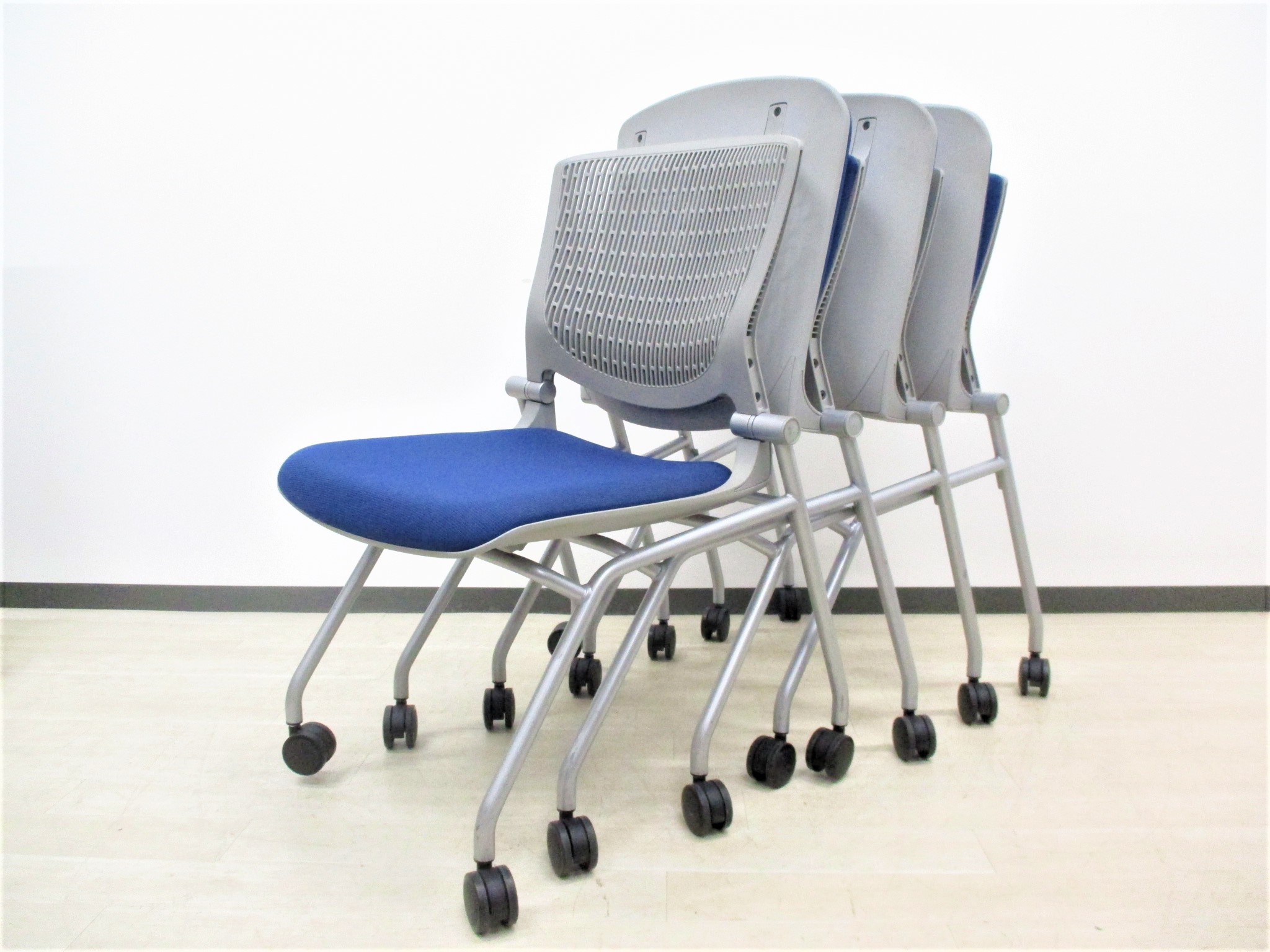 【4脚セットの希少品‼】ミーティングチェアで1番のおすすめです！しなやかにワーカーを受け止めるスリット構造のベンディングシェルを採用した、軽やかで洗練されたデザインのミーティングチェア‼
                        グラータ
                                    中古
            