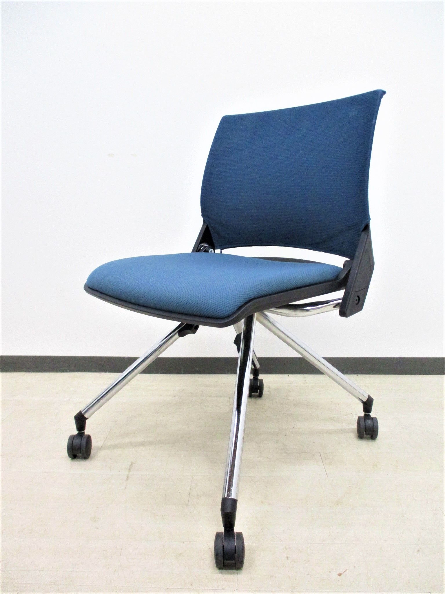 【今なら数揃います‼】1流メーカーオカムラ！足のデザインがカッコイイ！
                        クリール
                                    中古
            