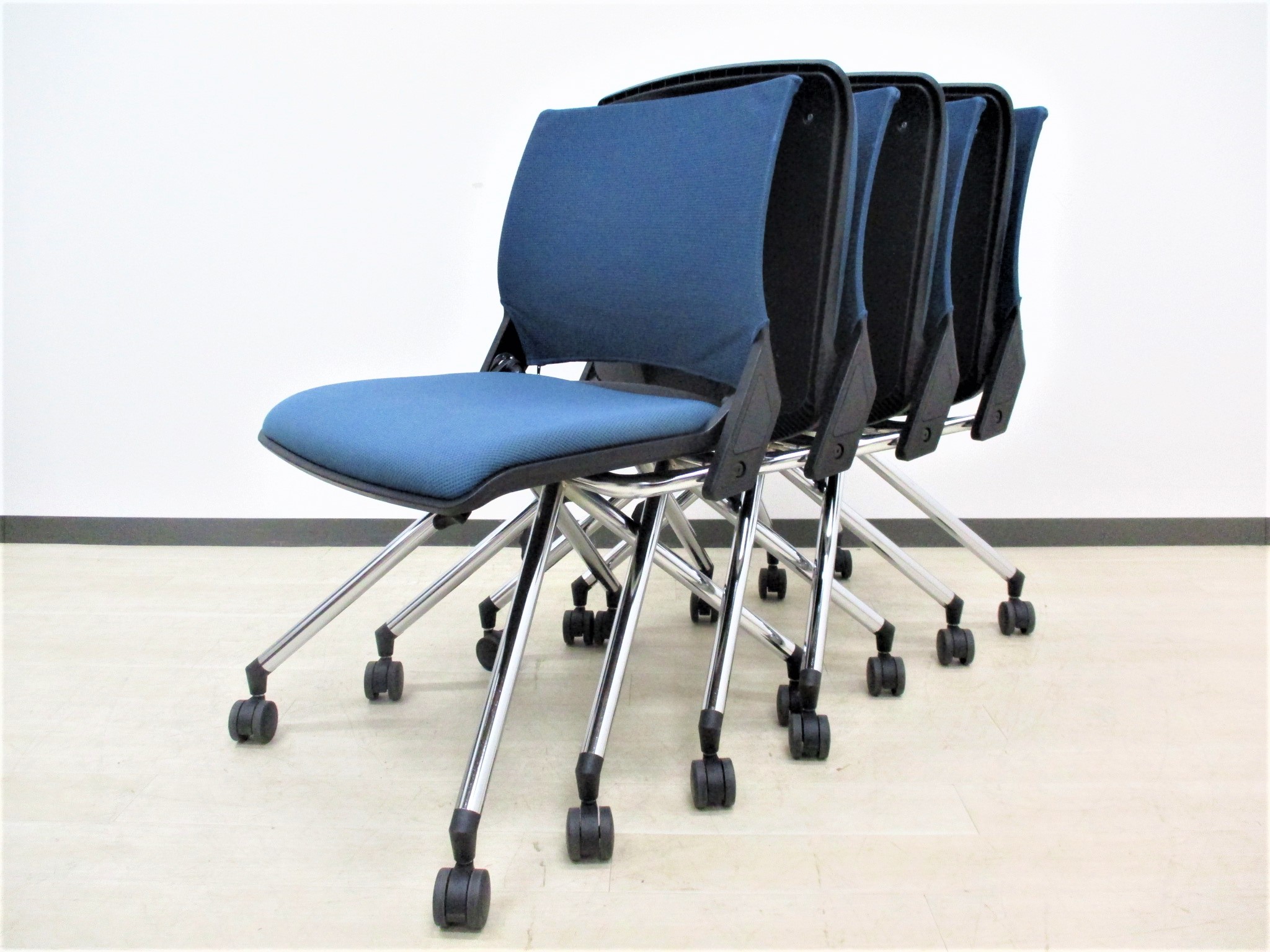 【今なら数揃います‼】1流メーカーオカムラ！足のデザインがカッコイイ！
                        クリール
                                    中古
            