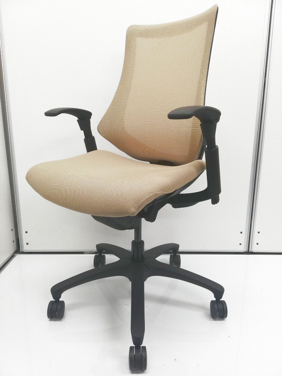 【作業性を考えたチェア！】着座中の作業性を良くするために考えられたデザインになっております！カラーはサンドイエローです。
                        エフ
                                    中古
            