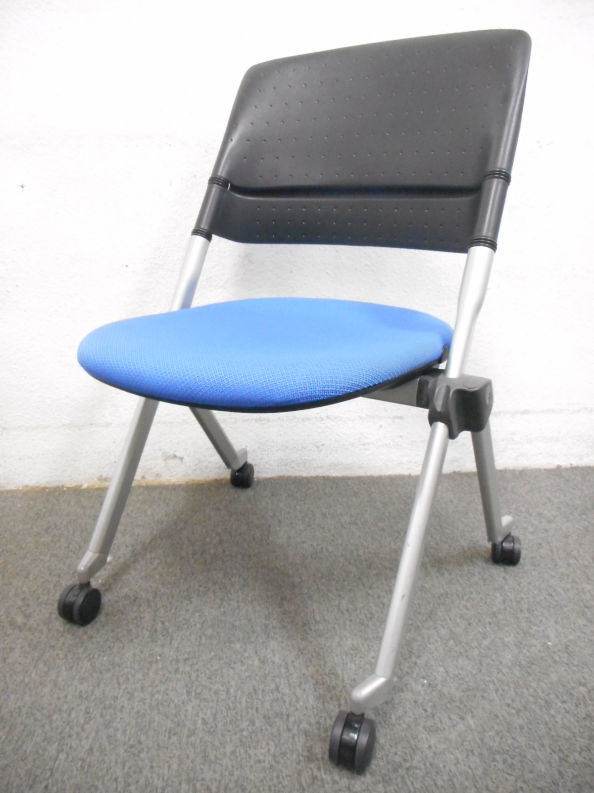 【訳あり特価品！】■リータ（LITA）ミーティングチェア　ブルー　■これは便利！スタッキング＆ネスティング両方対応！【キャスターにキズあり】
                        リータ
                                    中古
            