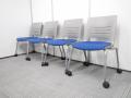 【4脚セット！】定番のブルー椅子｜収納が便利でオフィスに最適な商品です！
