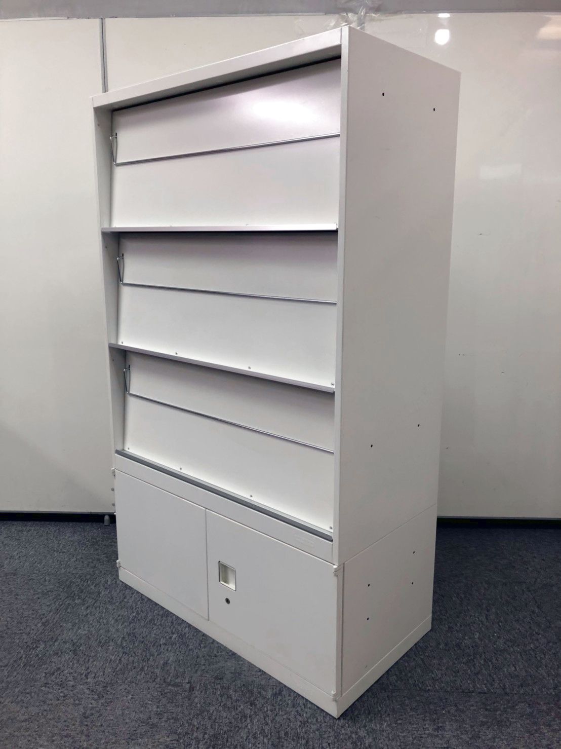 【レア商品】入荷の少ない雑誌架なので現品限りです
                        レクトライン
                                    中古
            