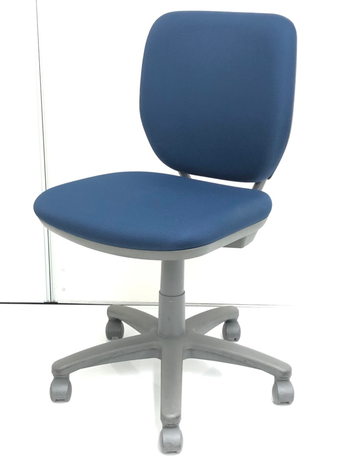 【ローコストで選ぶならこちら！】■オカムラ製・ヴィラージュチェア　■ブルーカラー・肘無
                        Village 
                                    中古
            