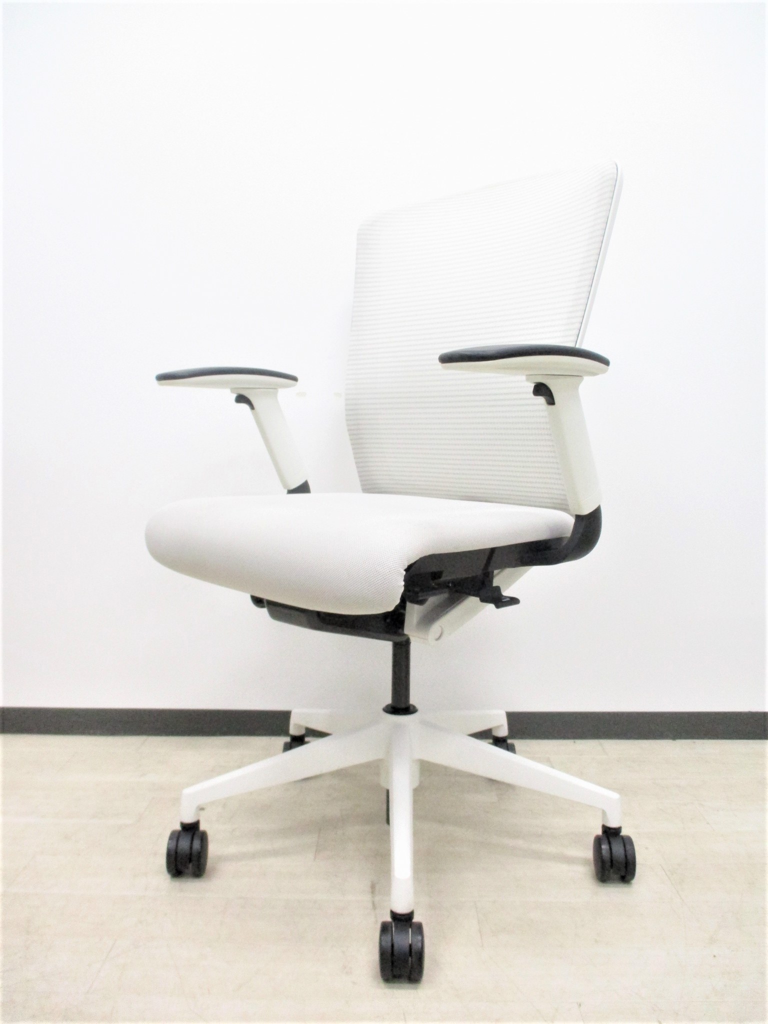 【美品ホワイトグレー】人気のメッシュチェア！希少色です！
                        エルフィ
                                    中古
            