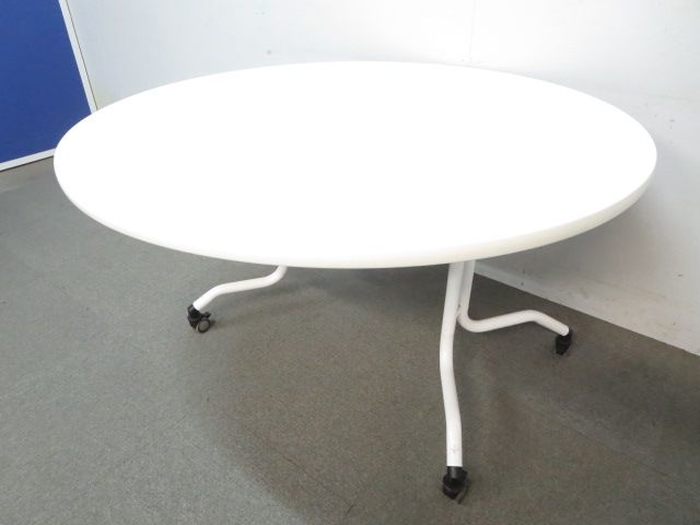 【レセプションにもオススメ！】■大型丸テーブル（W1200mm）ホワイト ■天板がたためてコンパクトに！
                        フォールディングテーブル
                                    中古
            