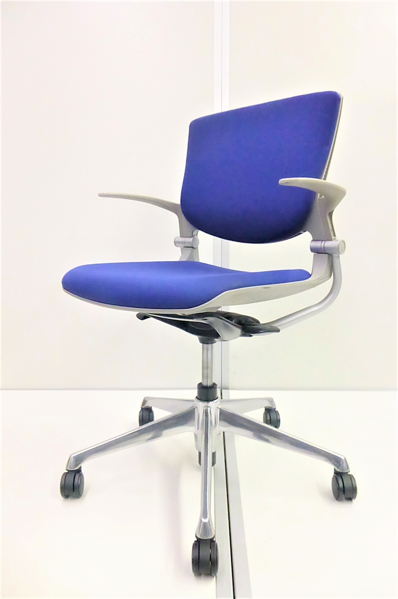 【KS】【4脚入荷】オフィスが一気にオシャレになる！お買い得なミーティングチェア!
                        グラータ
                                    中古
            