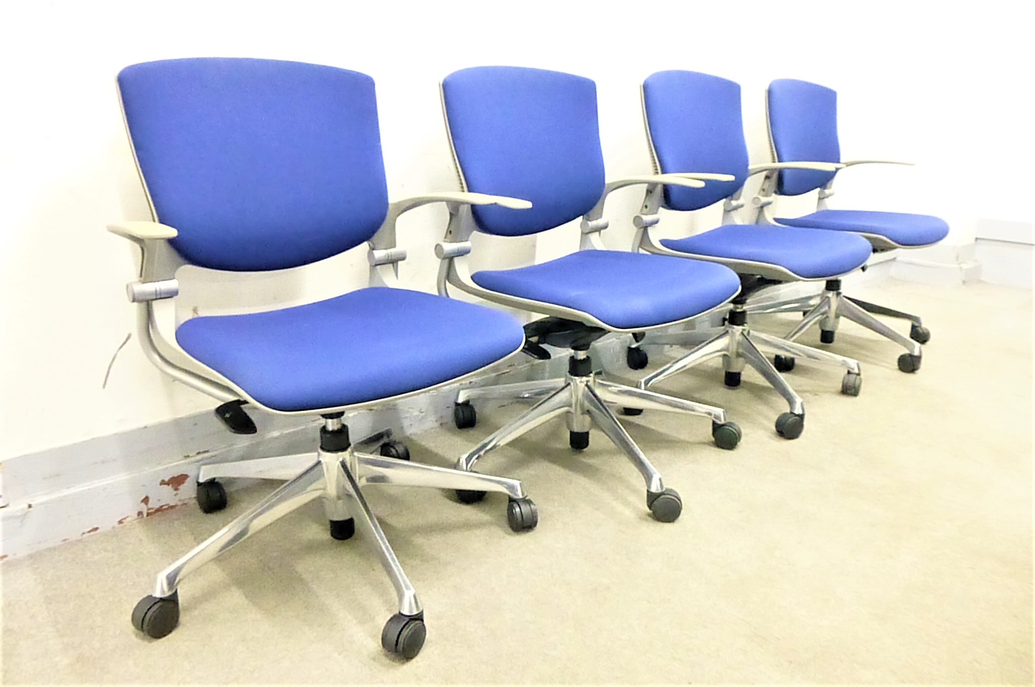 【KS】【4脚セット！】オフィスが一気にオシャレになる！お買い得なミーティングチェア!
                        グラータ
                                    中古
            